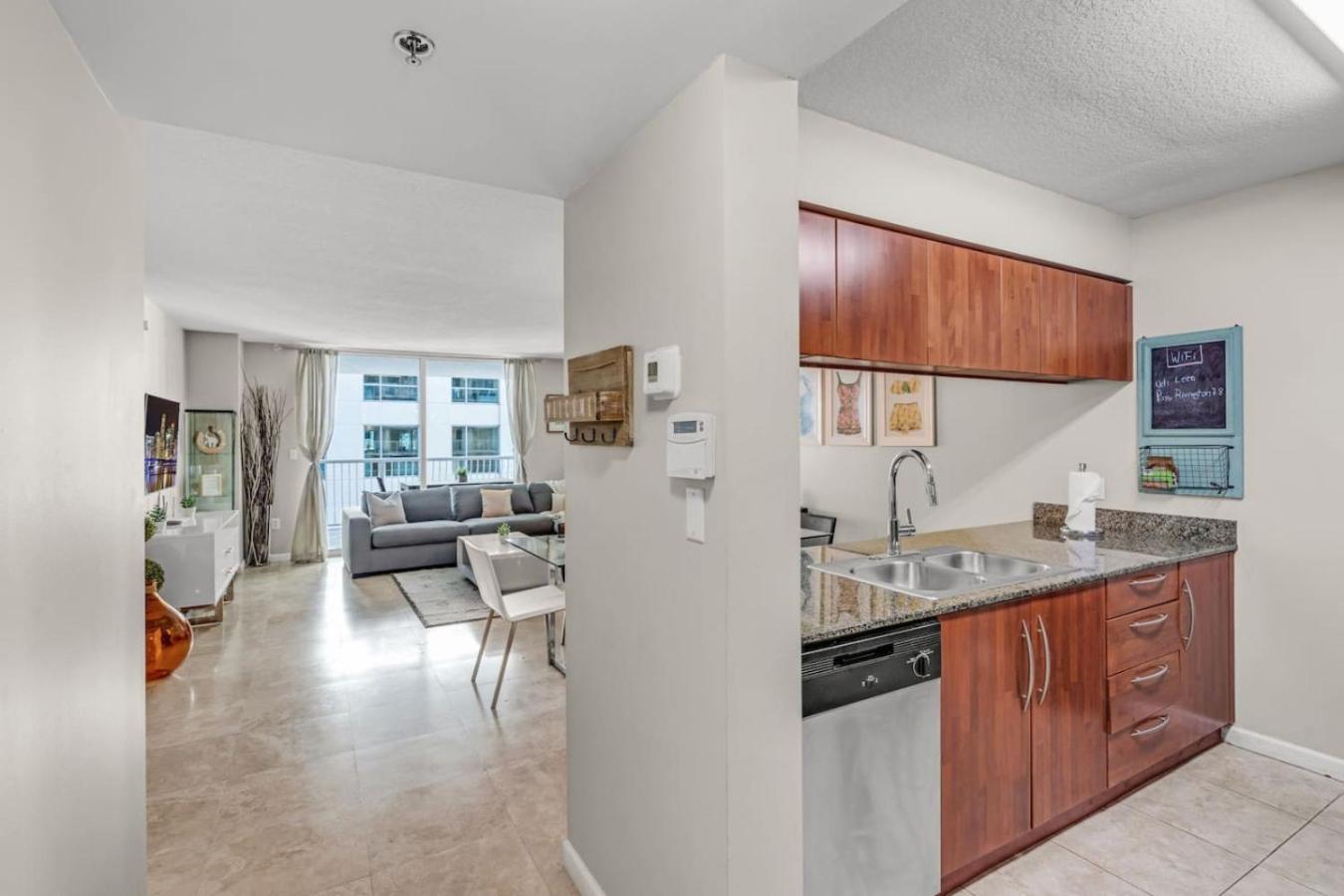 Apartment Waterfront And Lights 1-br With Free Parking
