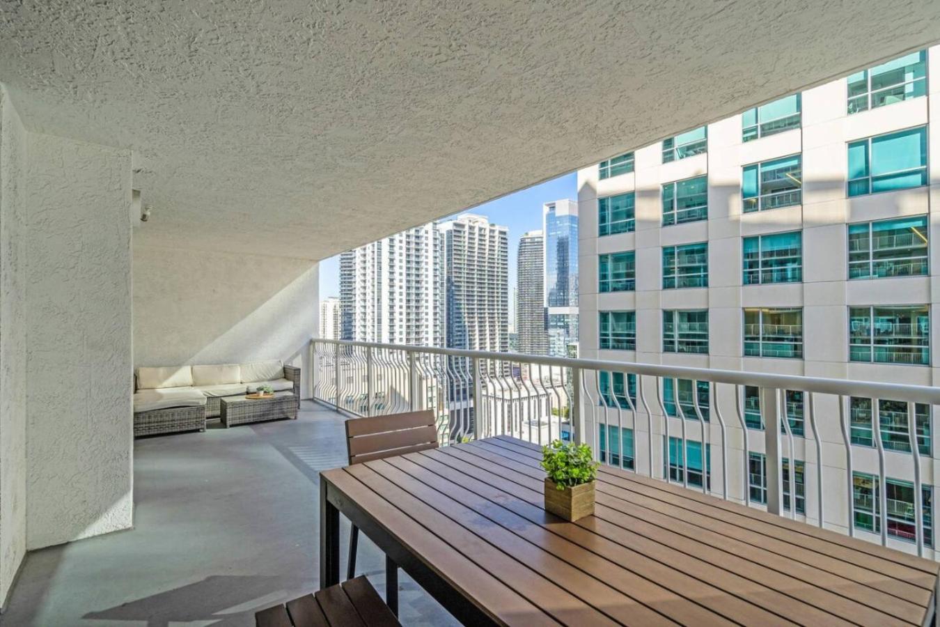 Waterfront And Lights 1-br With Free Parking *