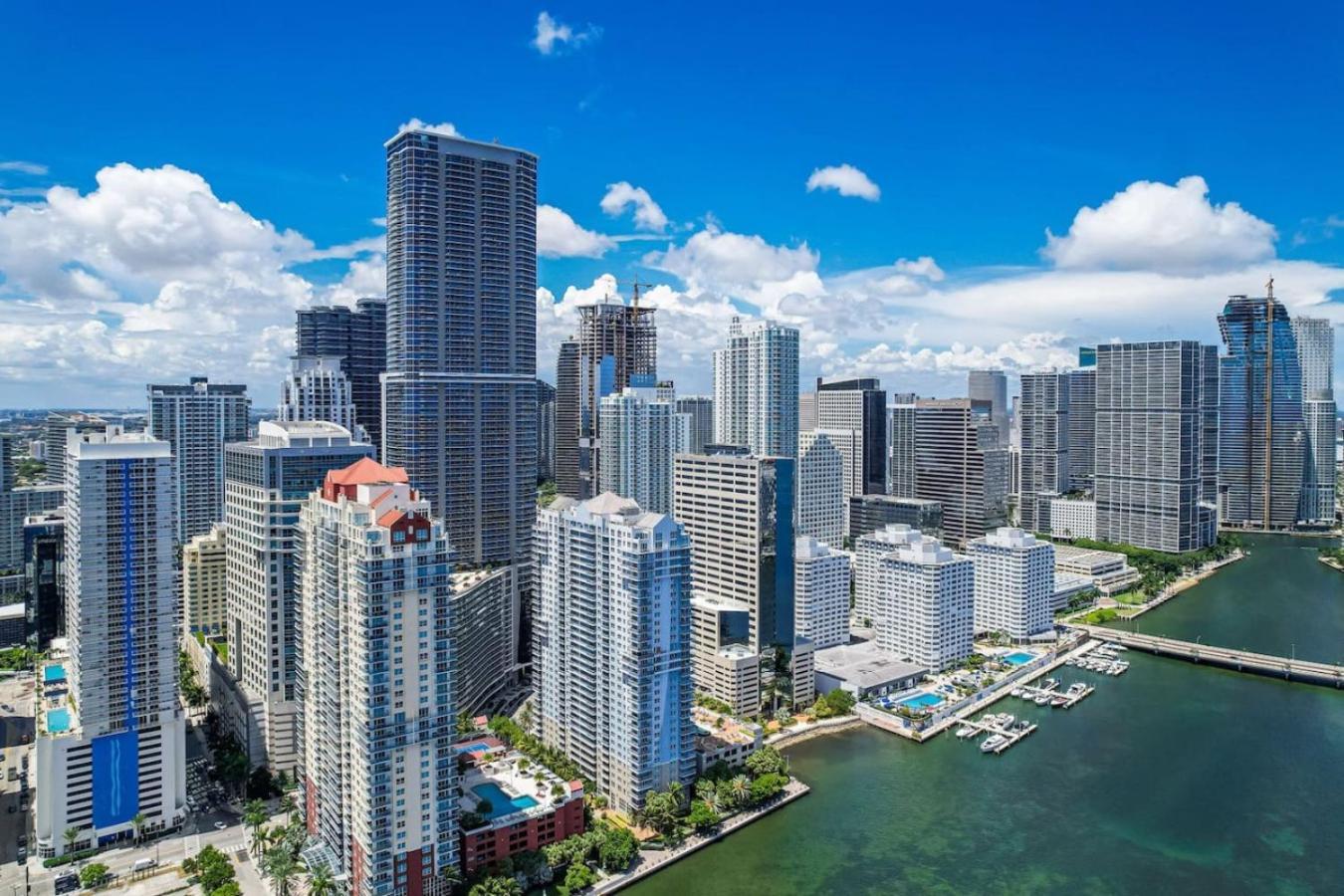 Waterfront And Lights 1-br With Free Parking Apartment Miami