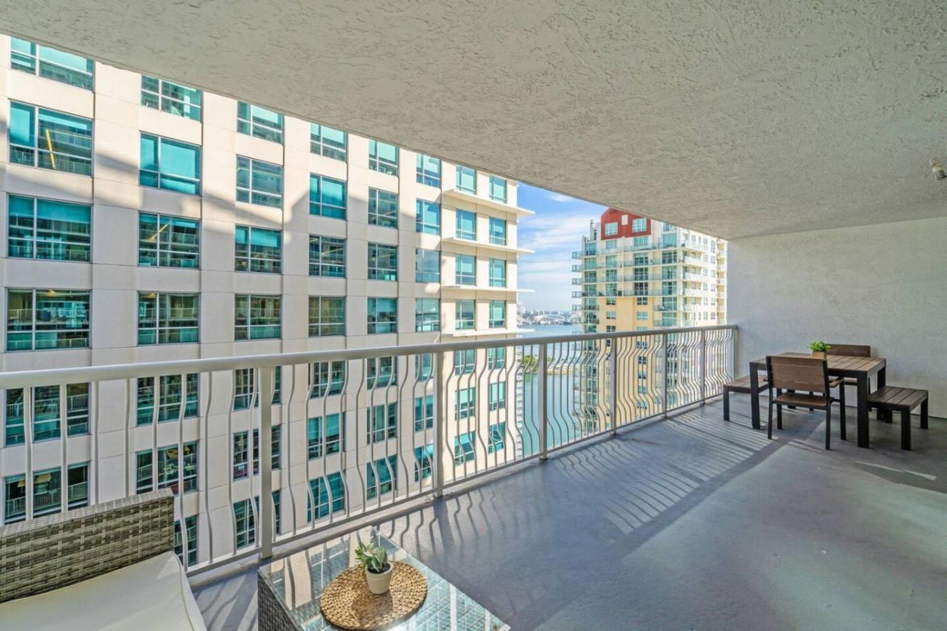 Waterfront And Lights 1-br With Free Parking Apartment Miami