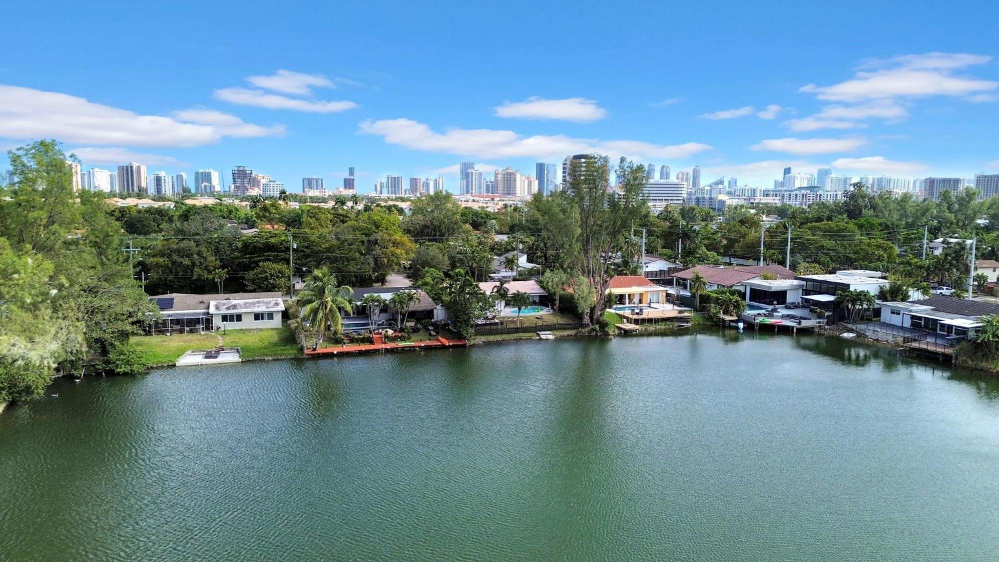 Luxury Lakefront Retreat Perfect For Family Fun * Miami