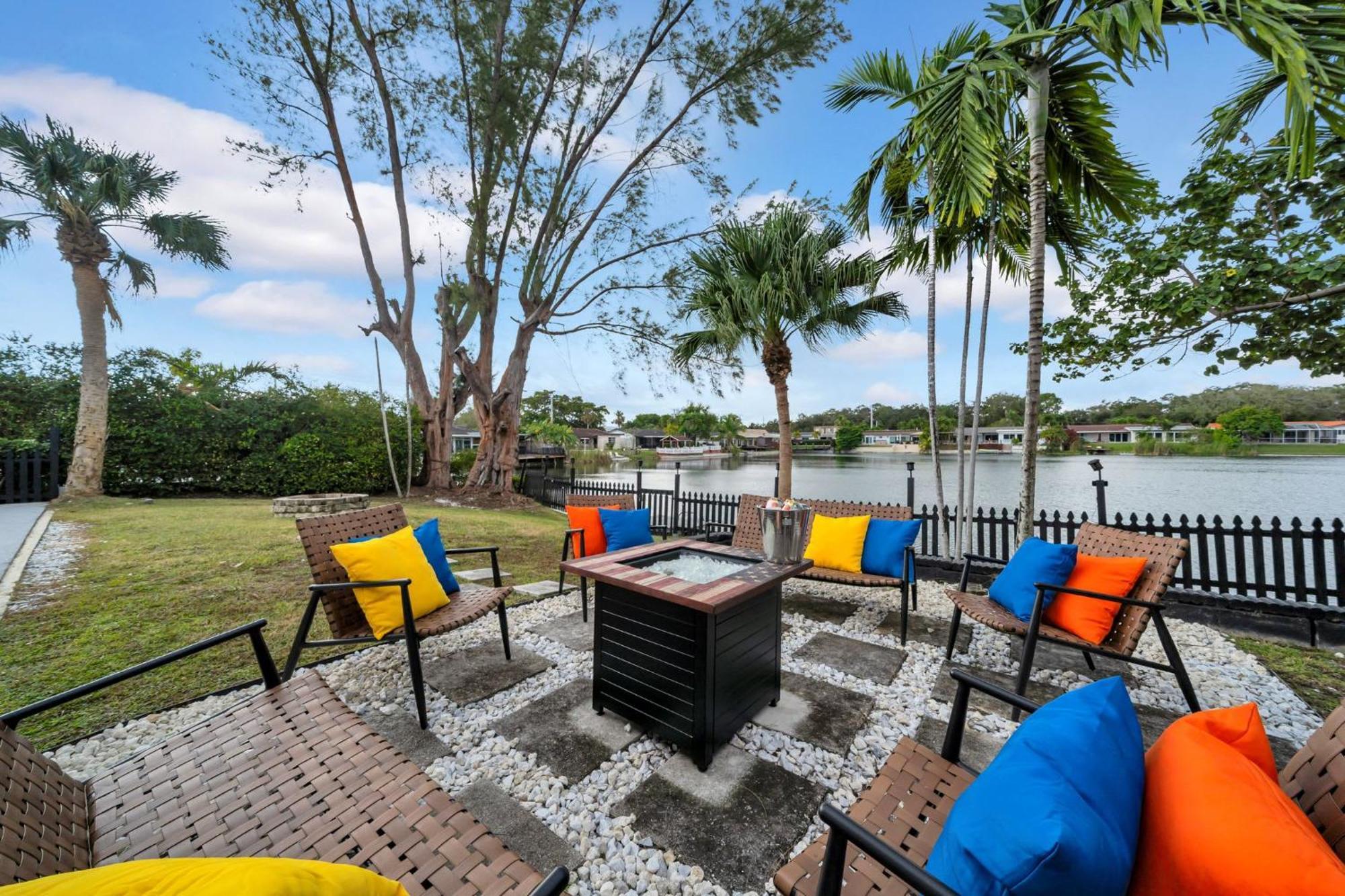 Luxury Lakefront Retreat Perfect For Family Fun Holiday home *