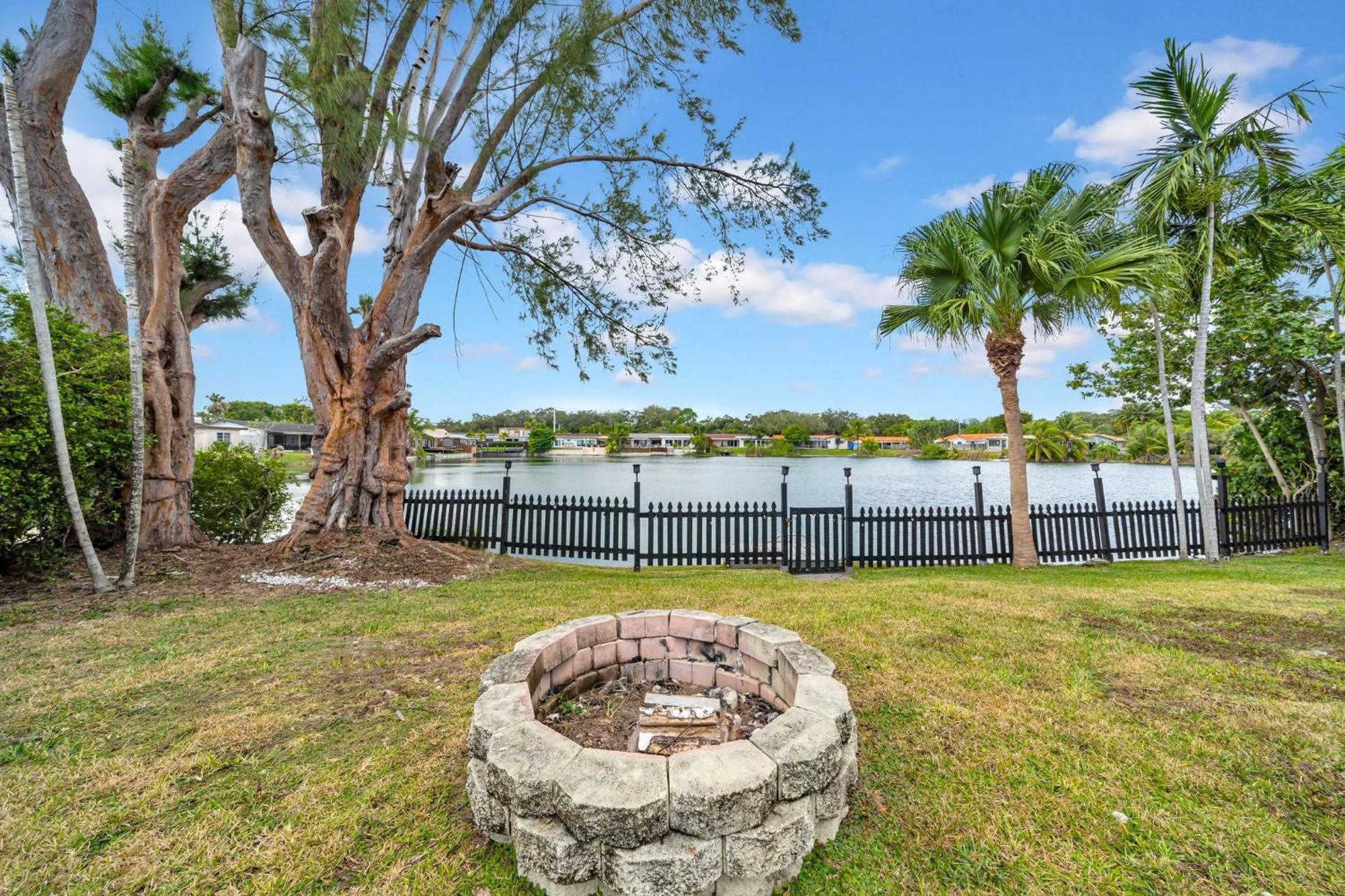 Holiday home Luxury Lakefront Retreat Perfect For Family Fun *