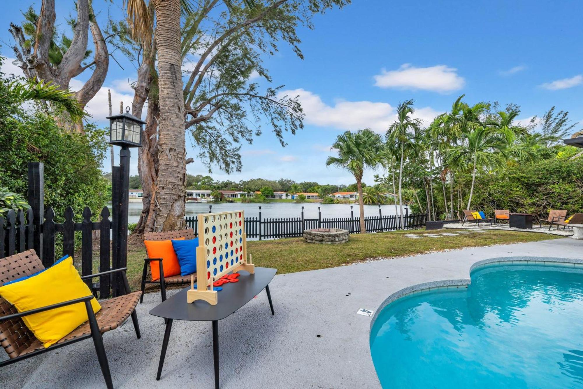Luxury Lakefront Retreat Perfect For Family Fun Holiday home *