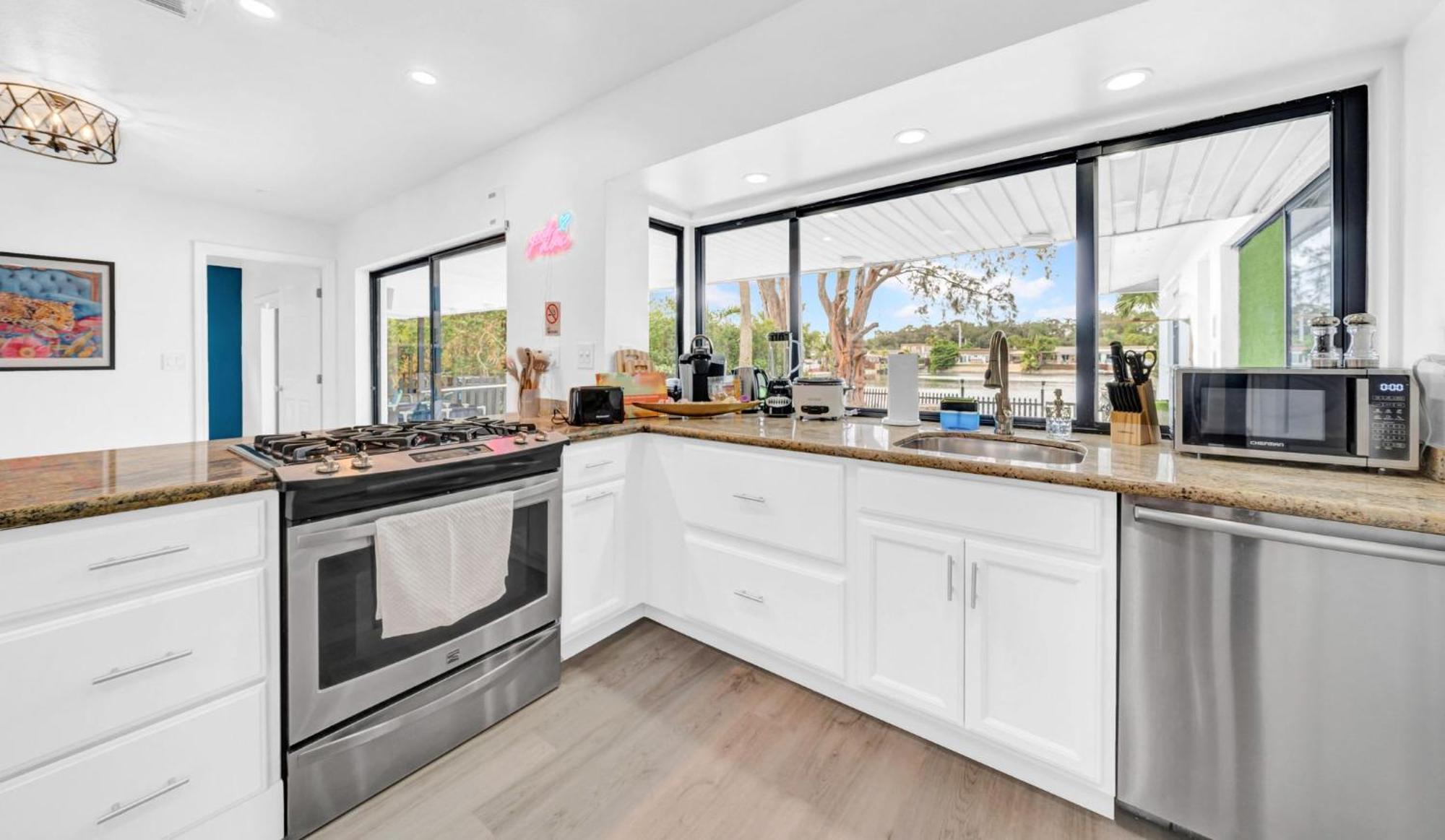 Luxury Lakefront Retreat Perfect For Family Fun