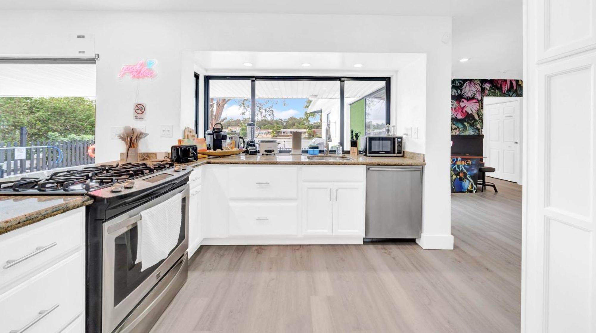 Luxury Lakefront Retreat Perfect For Family Fun Holiday home