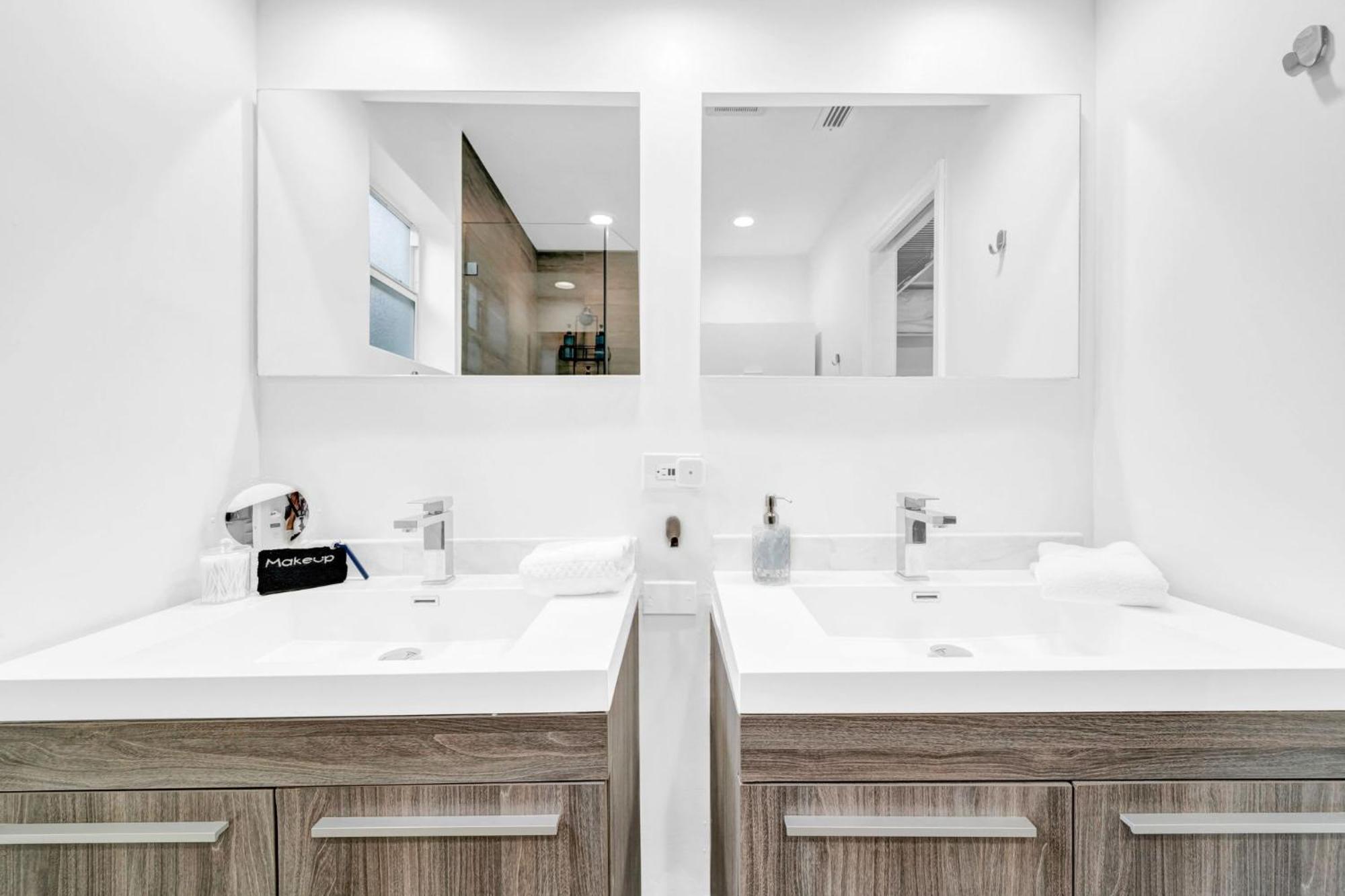 Luxury Lakefront Retreat Perfect For Family Fun Holiday home Miami