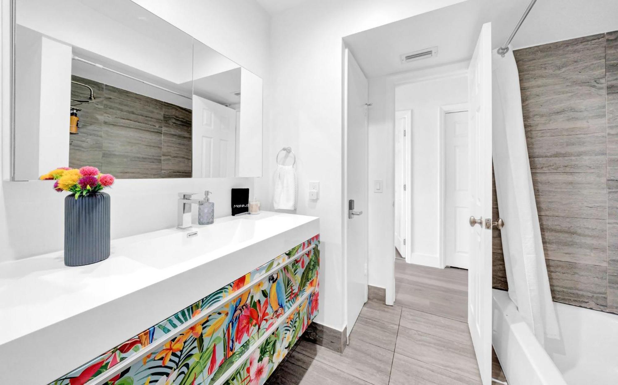 Luxury Lakefront Retreat Perfect For Family Fun Holiday home Miami