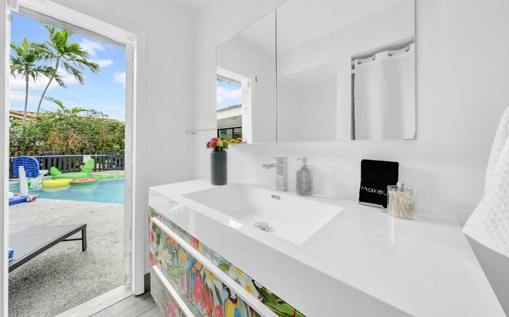 Luxury Lakefront Retreat Perfect For Family Fun Miami