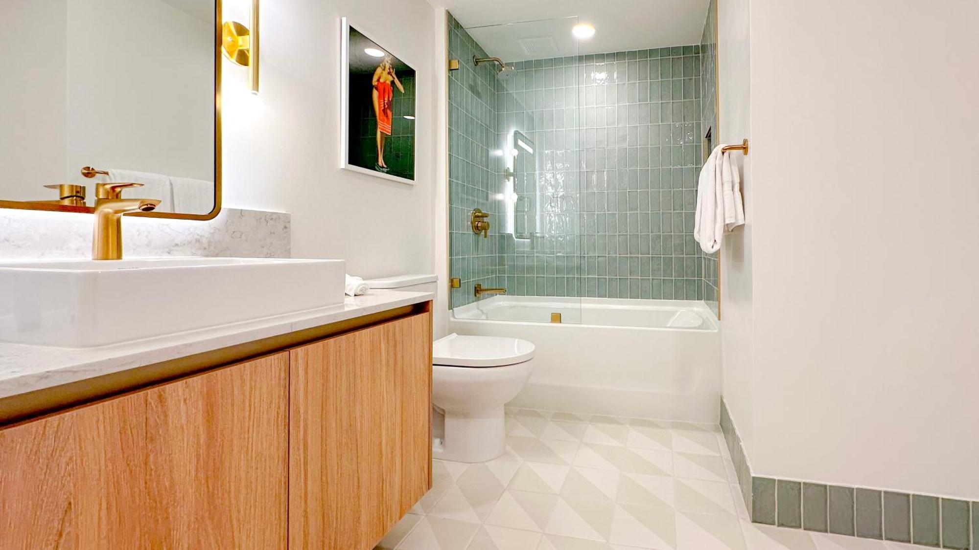 Stylish One Bedroom In The Heart Of Vibrant Downtown- Daily Fee And Parking Not Included