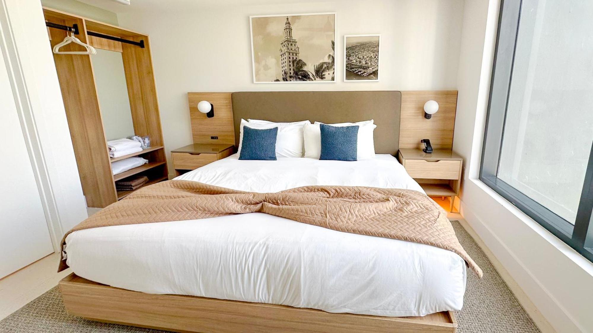Apartment Stylish One Bedroom In The Heart Of Vibrant Downtown- Daily Fee And Parking Not Included