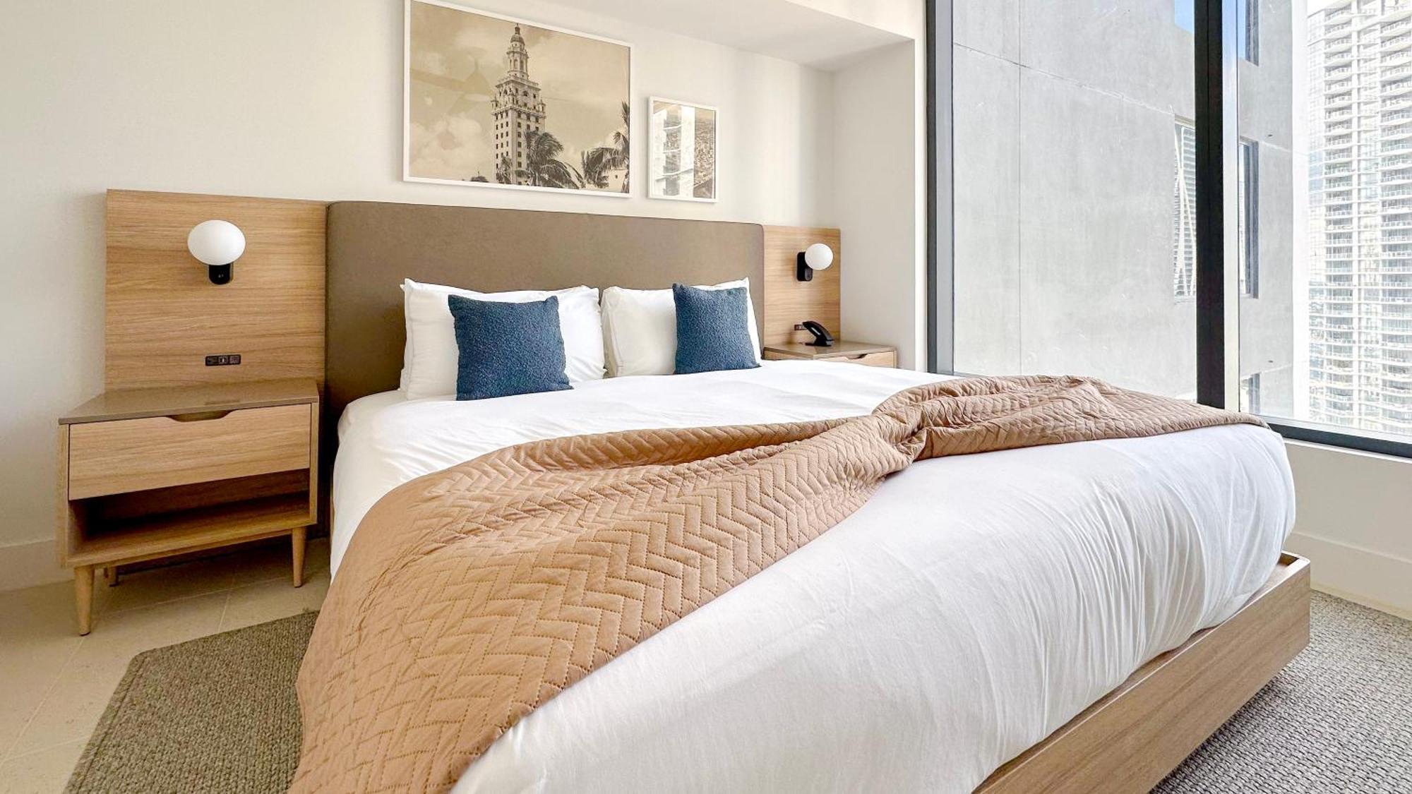 Stylish One Bedroom In The Heart Of Vibrant Downtown- Daily Fee And Parking Not Included Apartment *