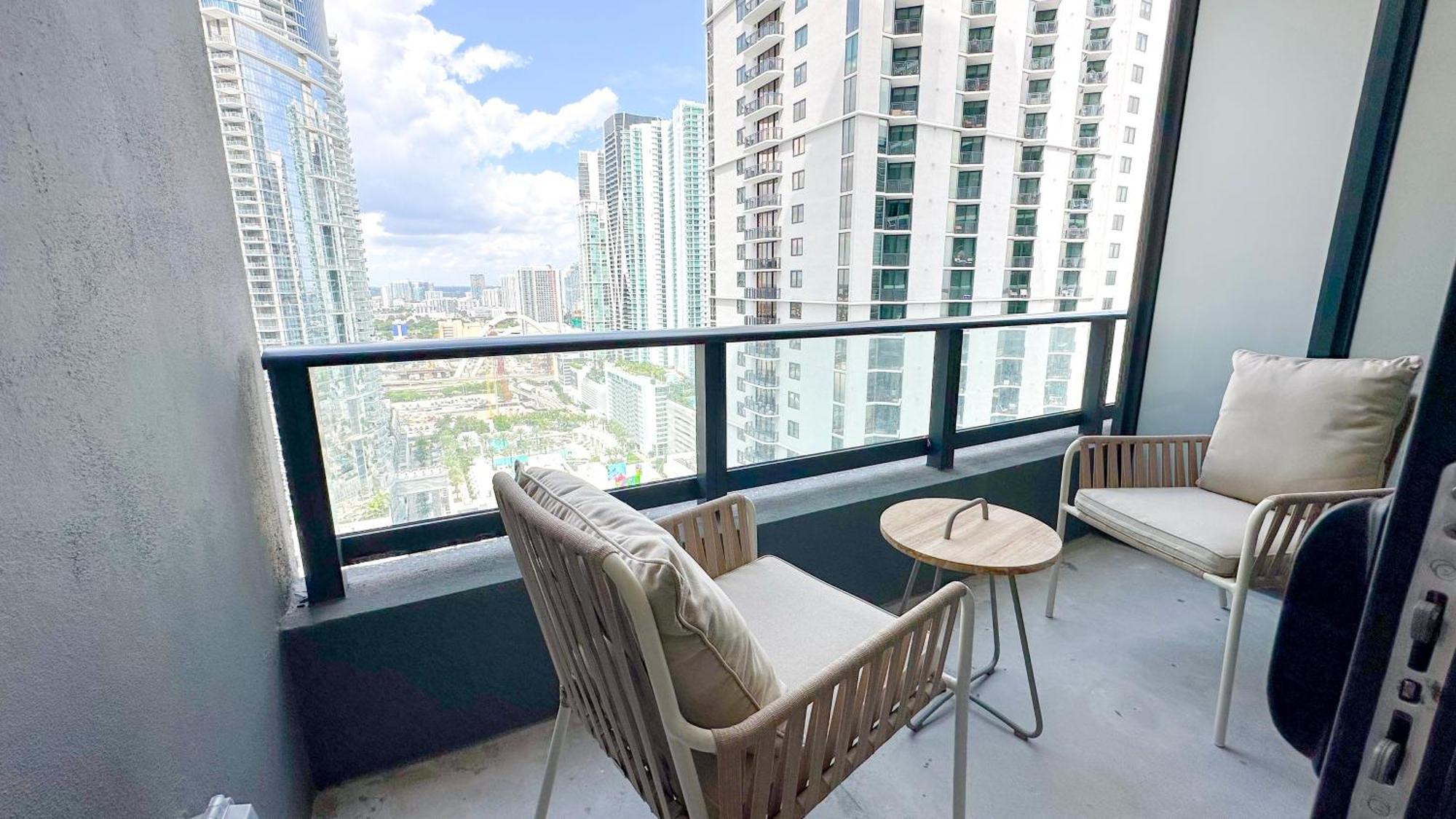 Stylish One Bedroom In The Heart Of Vibrant Downtown- Daily Fee And Parking Not Included