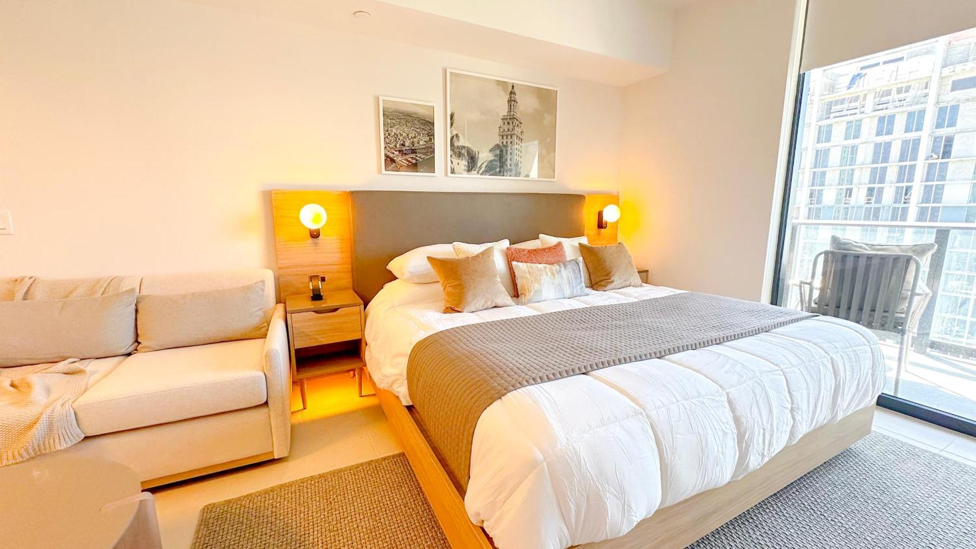 Apartment Stylish In The Heart Of Vibrant Downtown- Daily Fee And Parking Not Included *