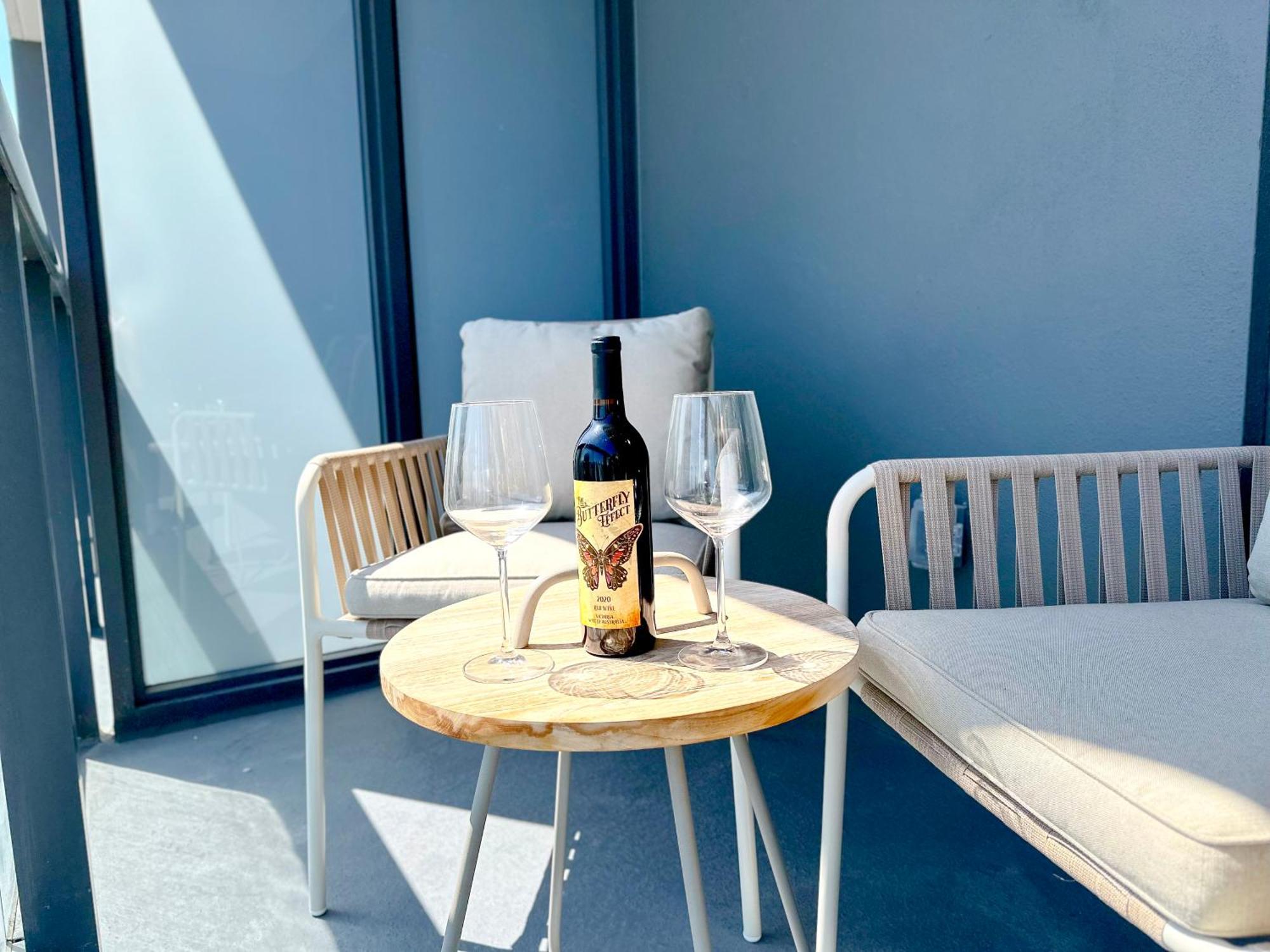 Apartment Stylish In The Heart Of Vibrant Downtown- Daily Fee And Parking Not Included *