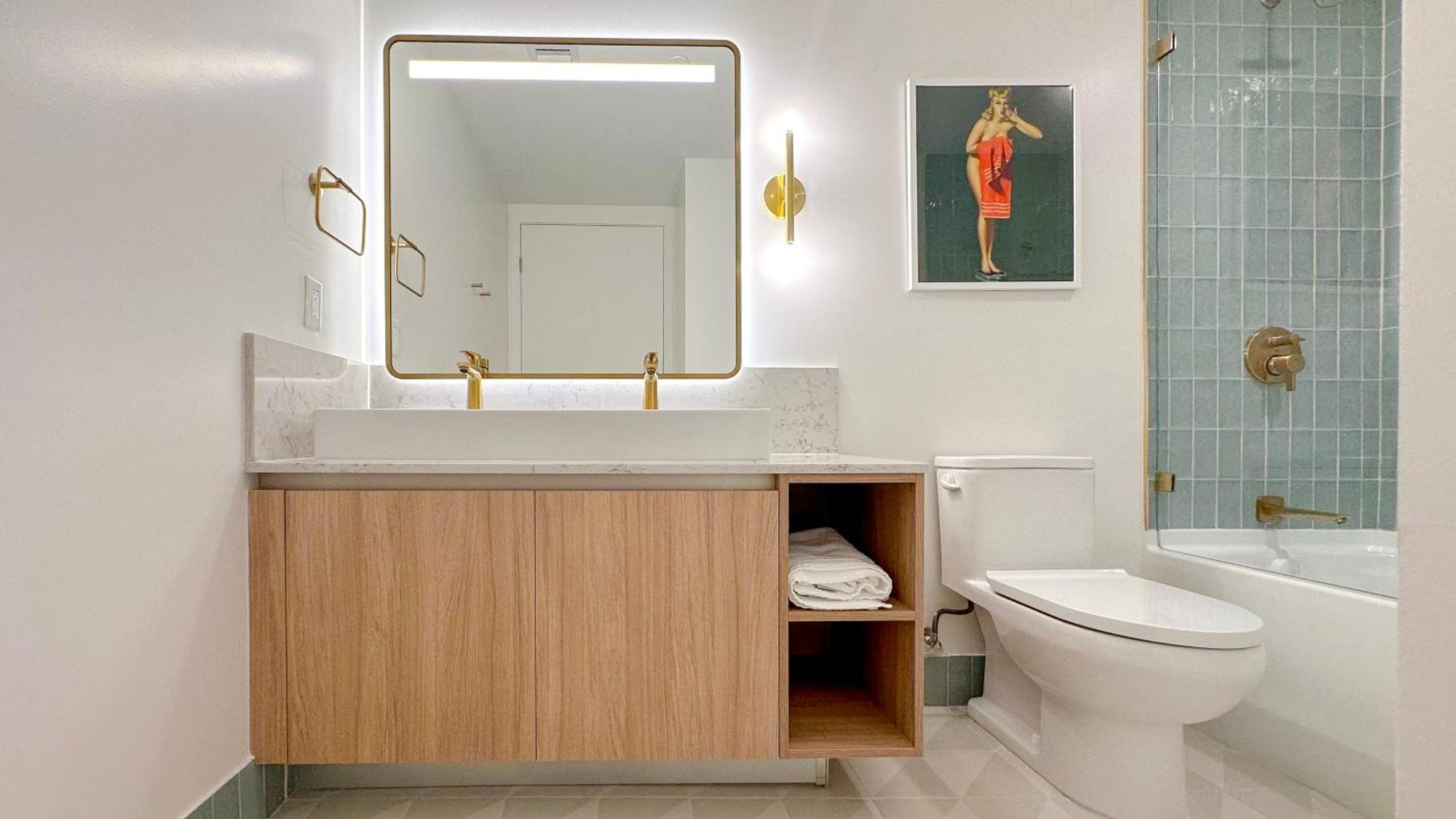 Stylish In The Heart Of Vibrant Downtown- Daily Fee And Parking Not Included Apartment