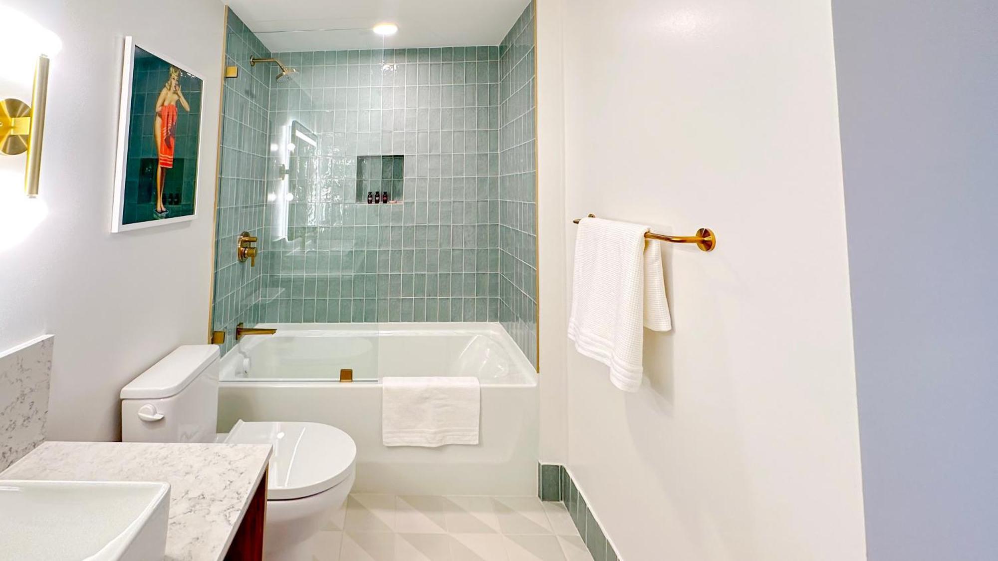 Apartment Stylish In The Heart Of Vibrant Downtown- Daily Fee And Parking Not Included *