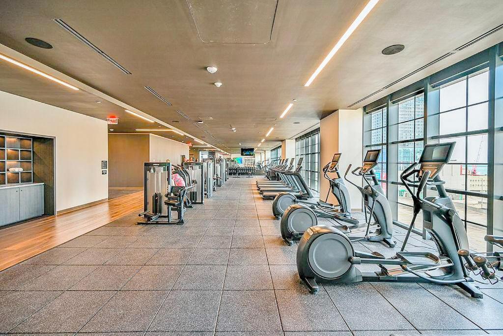 Stylish In The Heart Of Vibrant Downtown- Daily Fee And Parking Not Included