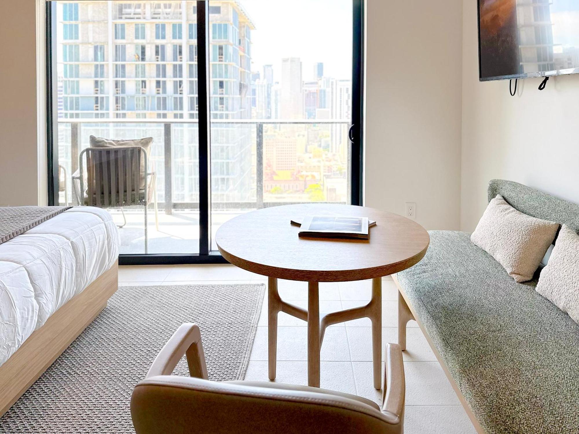 Apartment Stylish In The Heart Of Vibrant Downtown- Daily Fee And Parking Not Included