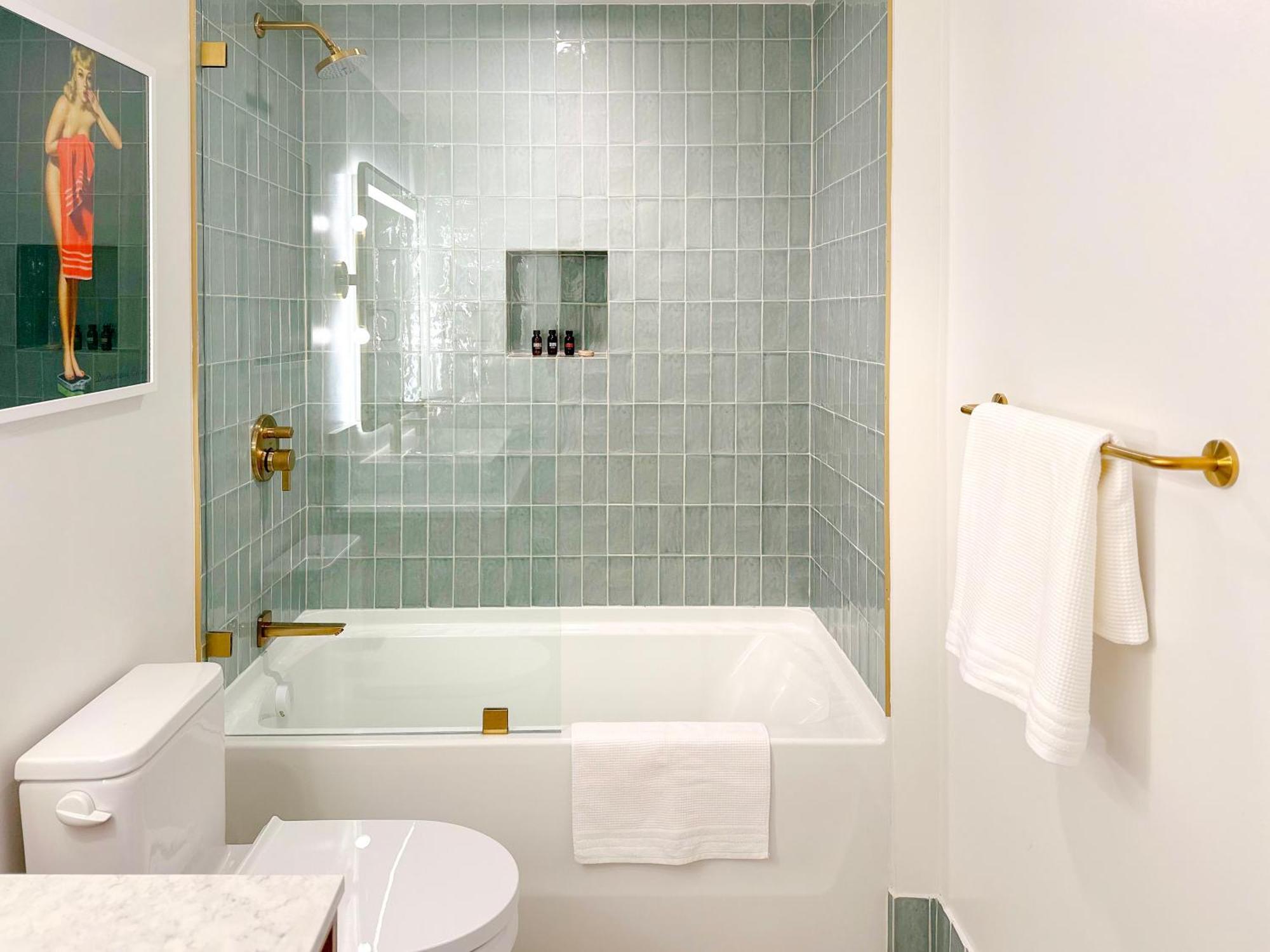 Stylish In The Heart Of Vibrant Downtown- Daily Fee And Parking Not Included Apartment *
