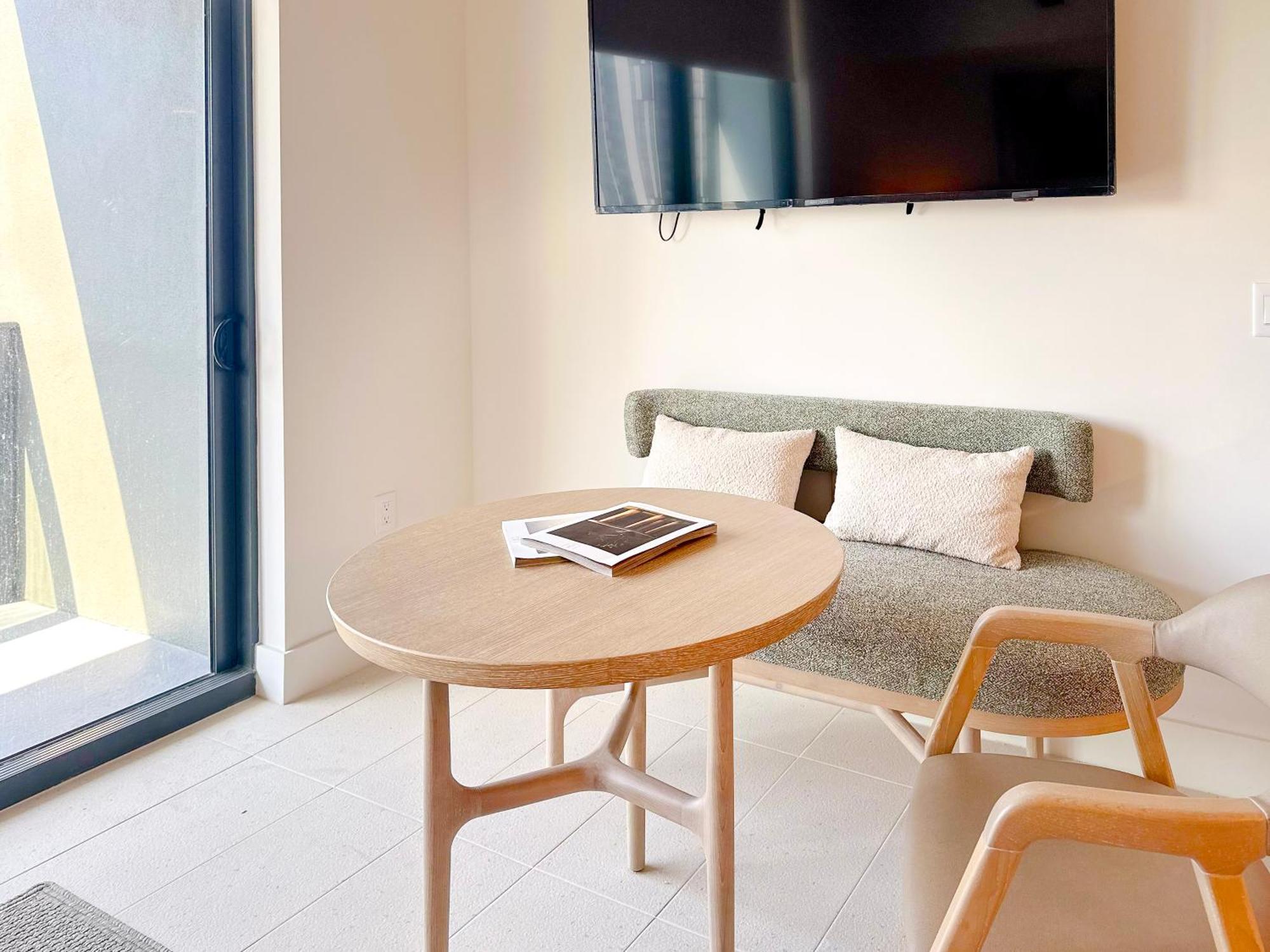 Stylish In The Heart Of Vibrant Downtown- Daily Fee And Parking Not Included
