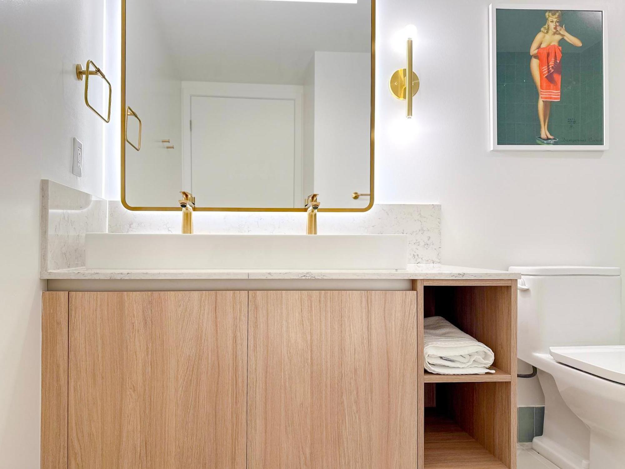 Stylish In The Heart Of Vibrant Downtown- Daily Fee And Parking Not Included Apartment