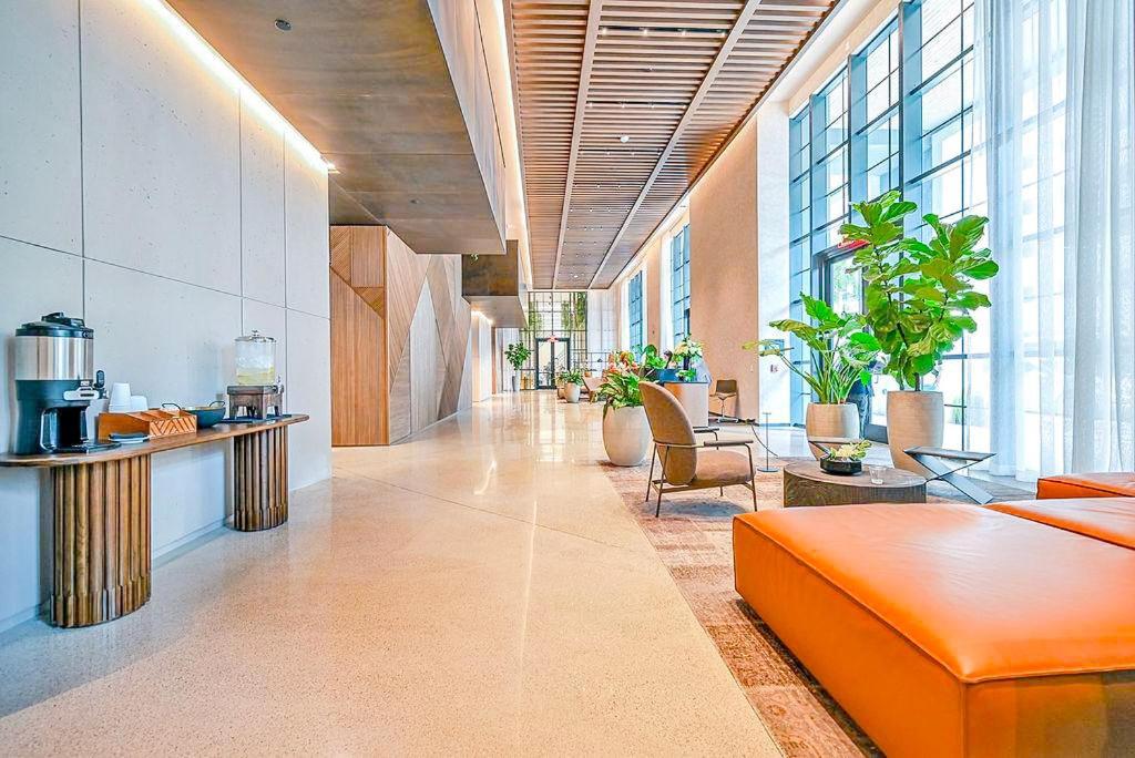Apartment Stylish In The Heart Of Vibrant Downtown- Daily Fee And Parking Not Included *