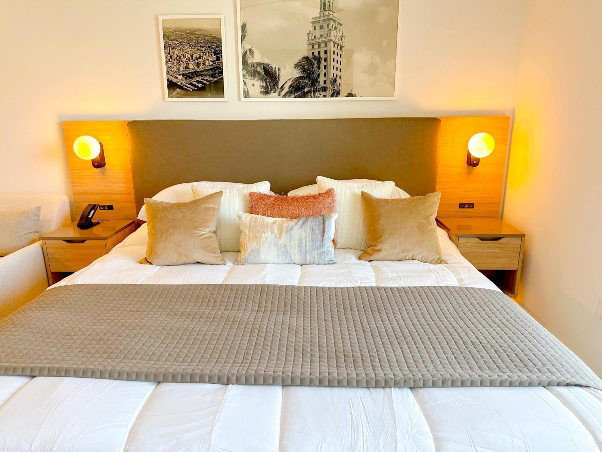 Stylish In The Heart Of Vibrant Downtown- Daily Fee And Parking Not Included *