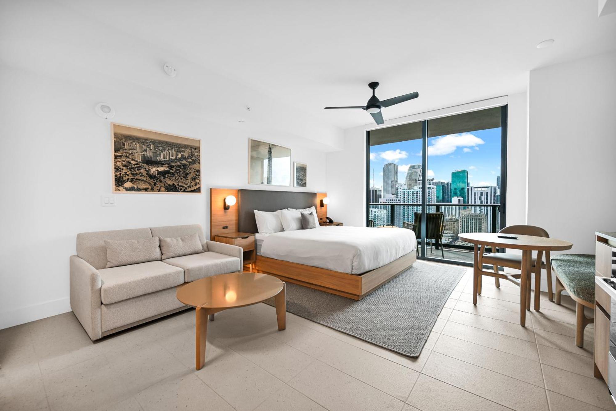 Stylish In The Heart Of Vibrant Downtown- Daily Fee And Parking Not Included * Miami