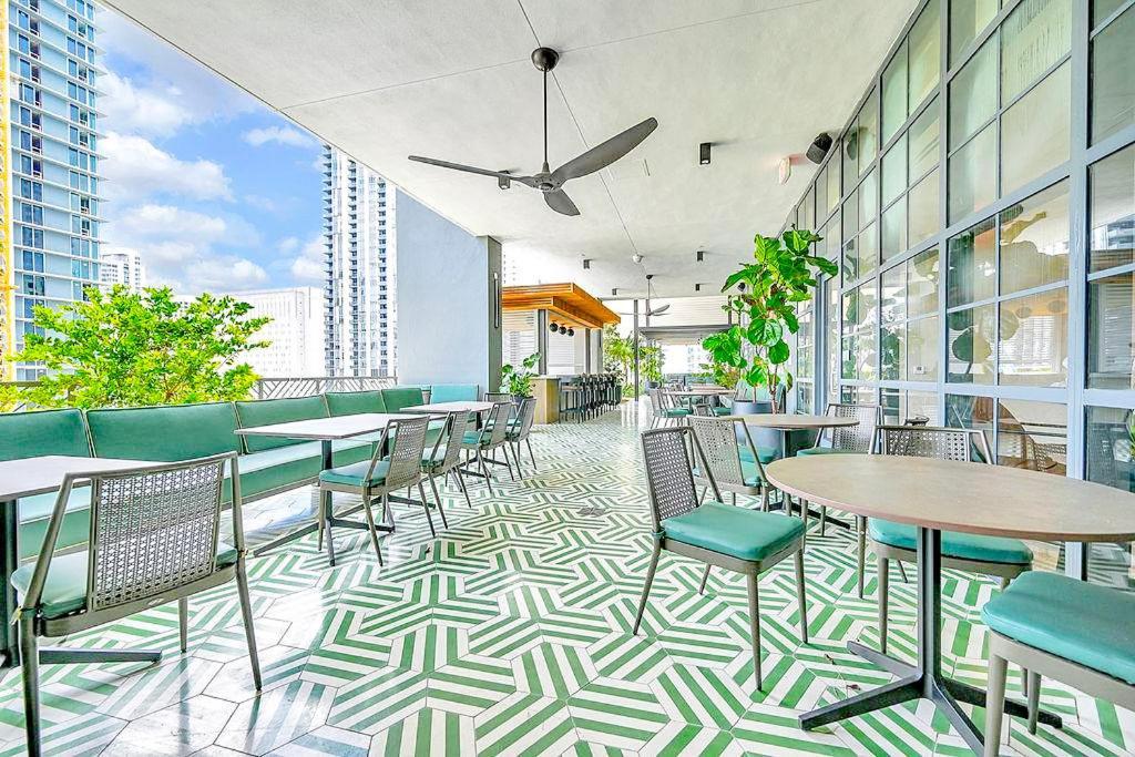 Stylish In The Heart Of Vibrant Downtown- Daily Fee And Parking Not Included