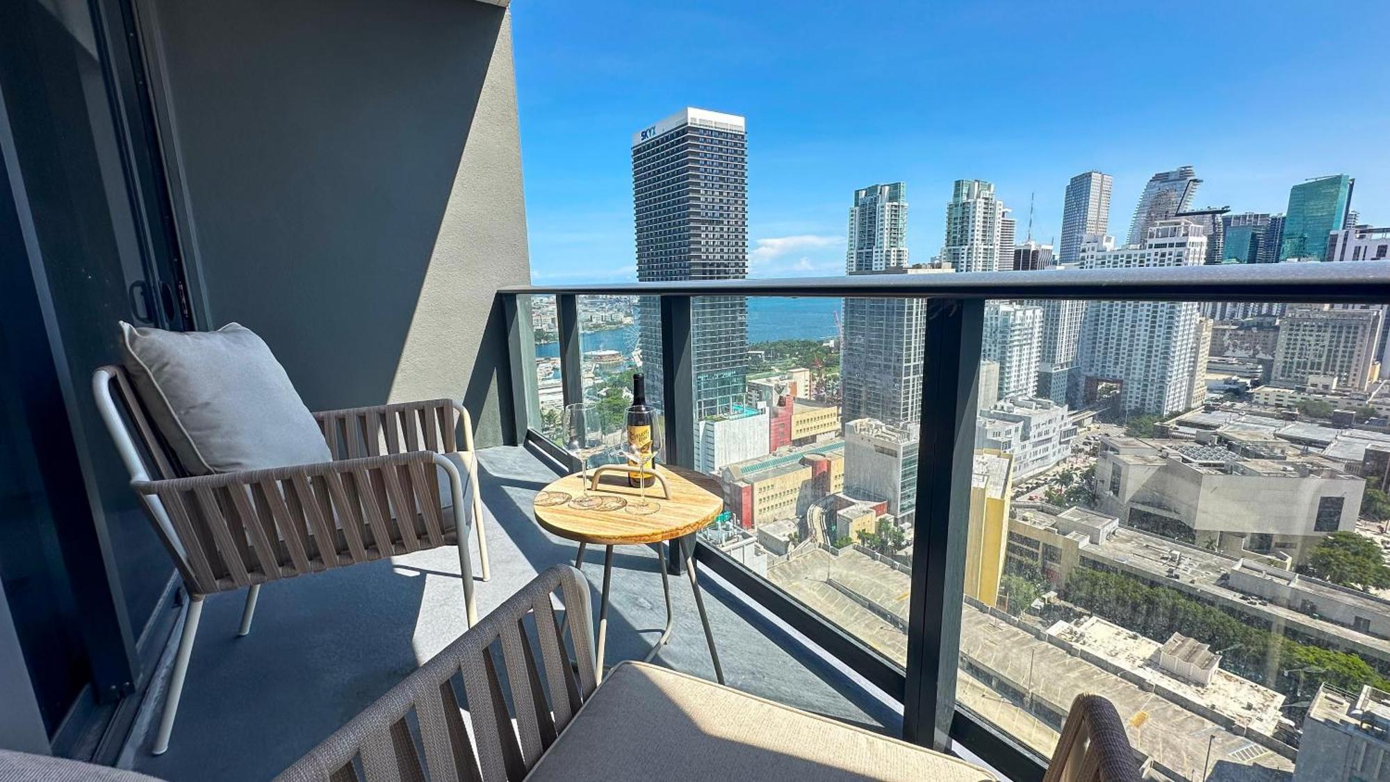 Stylish In The Heart Of Vibrant Downtown- Daily Fee And Parking Not Included Apartment