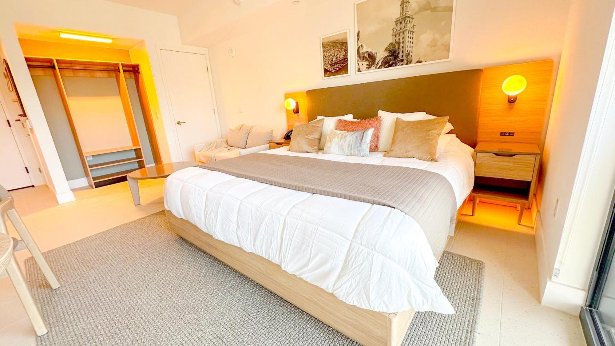 Stylish In The Heart Of Vibrant Downtown- Daily Fee And Parking Not Included *
