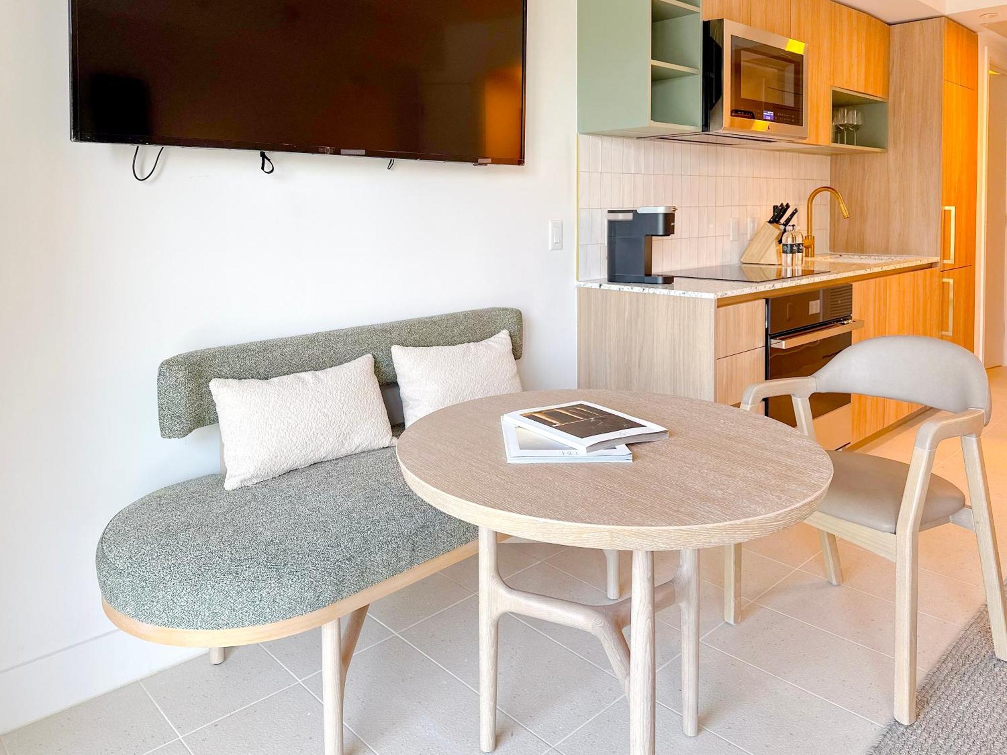 Stylish In The Heart Of Vibrant Downtown- Daily Fee And Parking Not Included