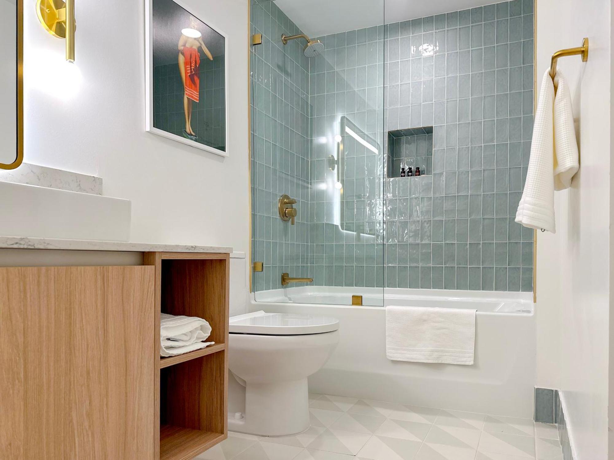 Stylish In The Heart Of Vibrant Downtown- Daily Fee And Parking Not Included *