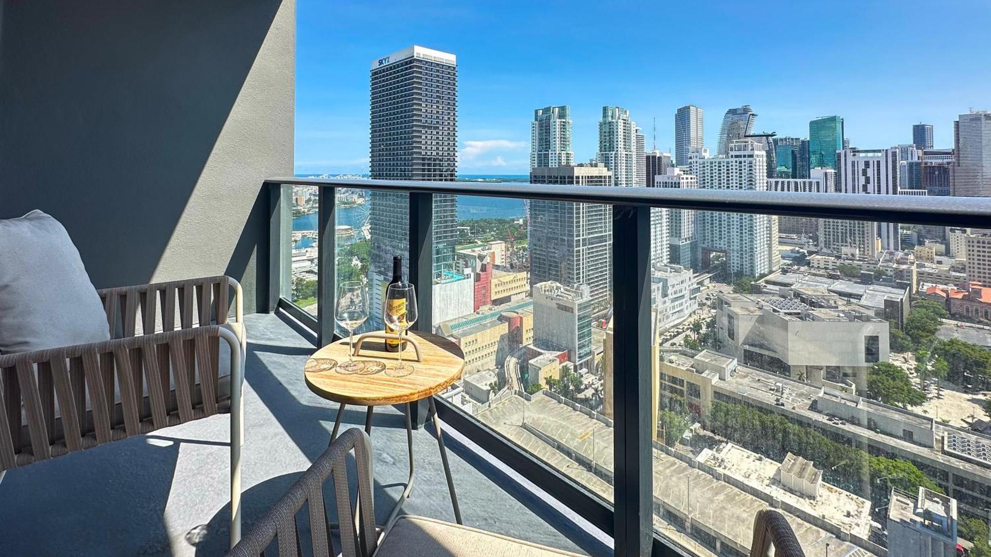 Apartment Stylish In The Heart Of Vibrant Downtown- Daily Fee And Parking Not Included *