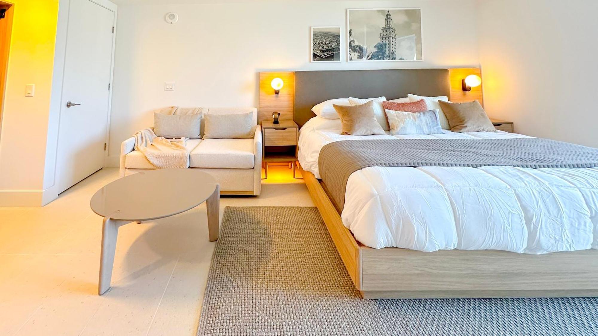 Stylish In The Heart Of Vibrant Downtown- Daily Fee And Parking Not Included Apartment *