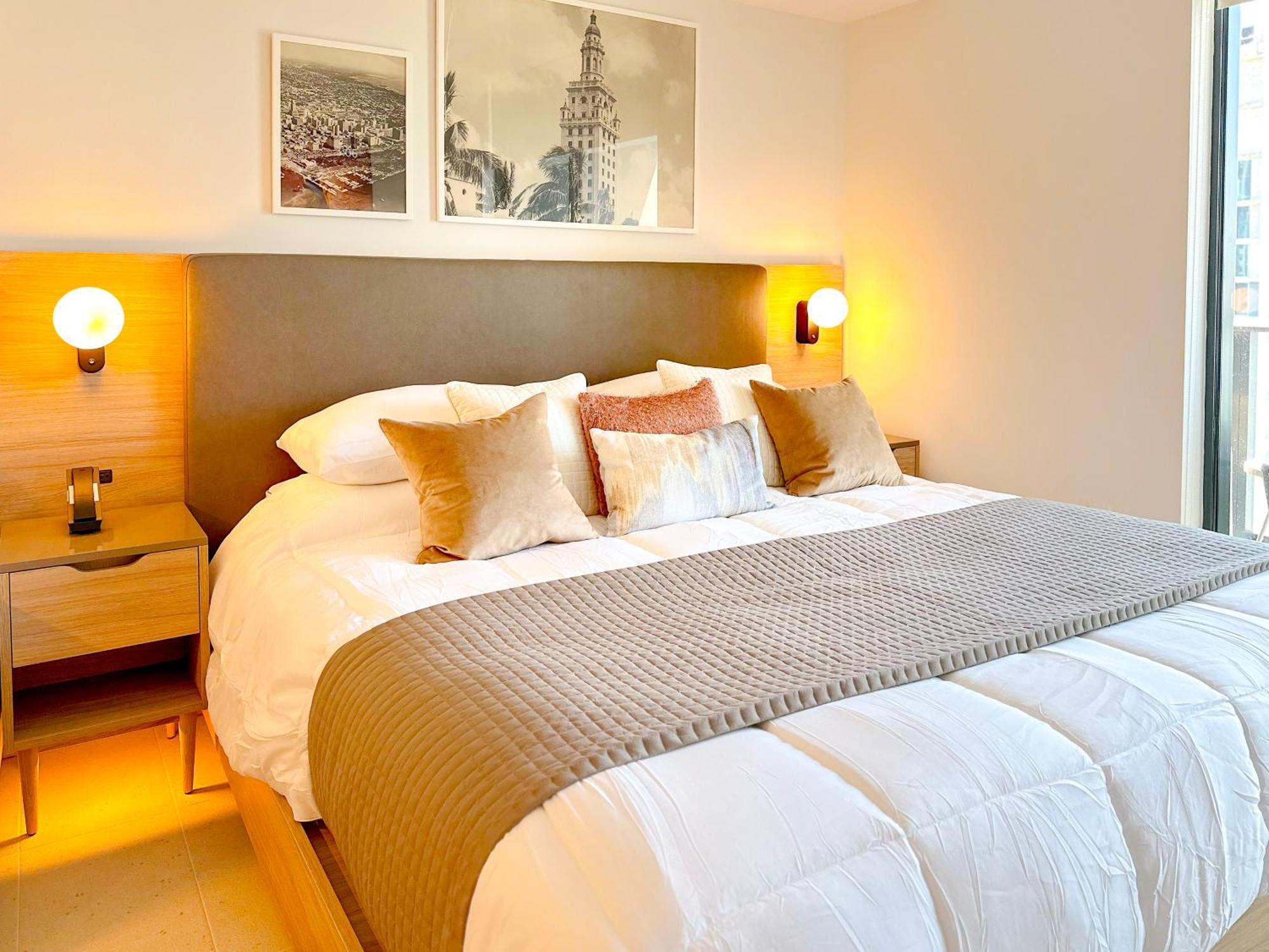 Stylish In The Heart Of Vibrant Downtown- Daily Fee And Parking Not Included