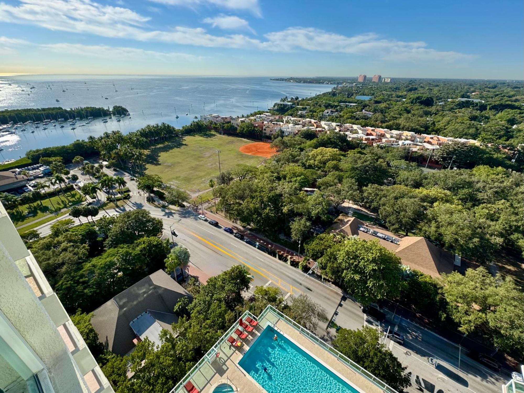 Balcony Ocean View ! Pool - Wifi - Gym - Parking * Miami