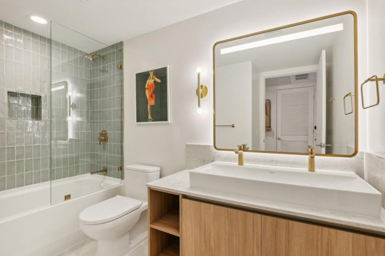 New Luxury Bay View Downtown Apartment