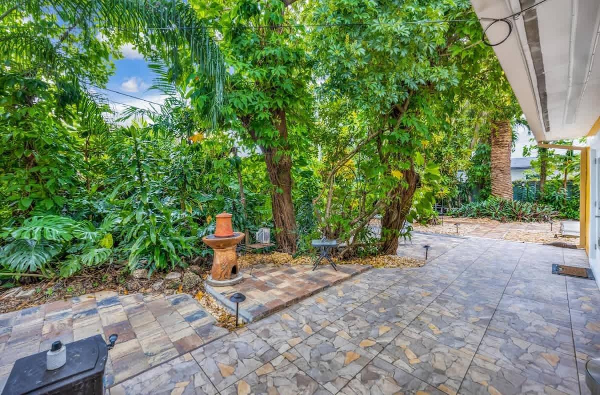 Charming Family With Lush Garden *