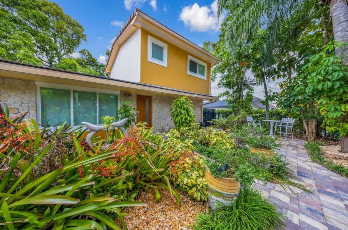 Charming Family With Lush Garden *