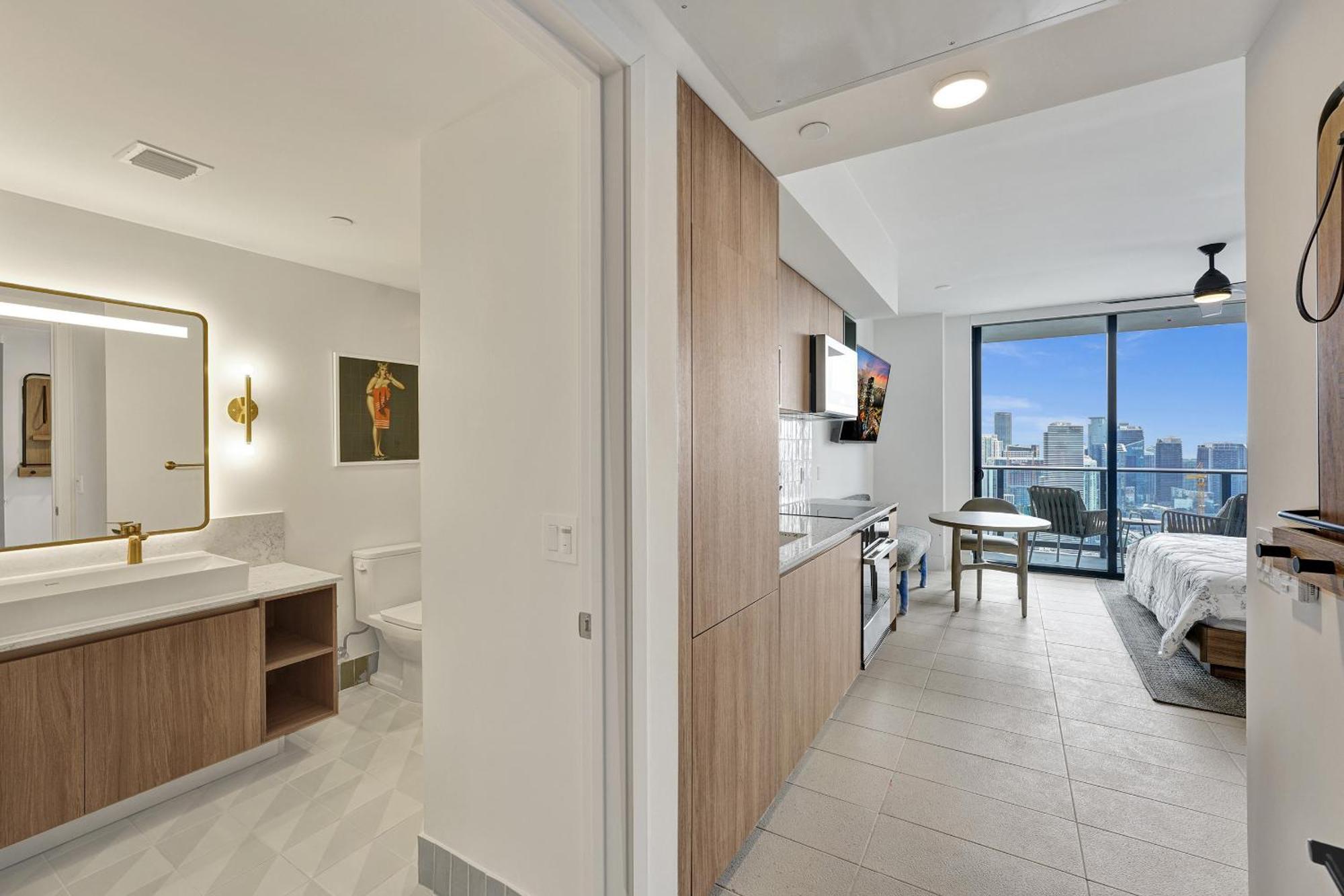 On 47th Floor! Free Parking & Views From The *