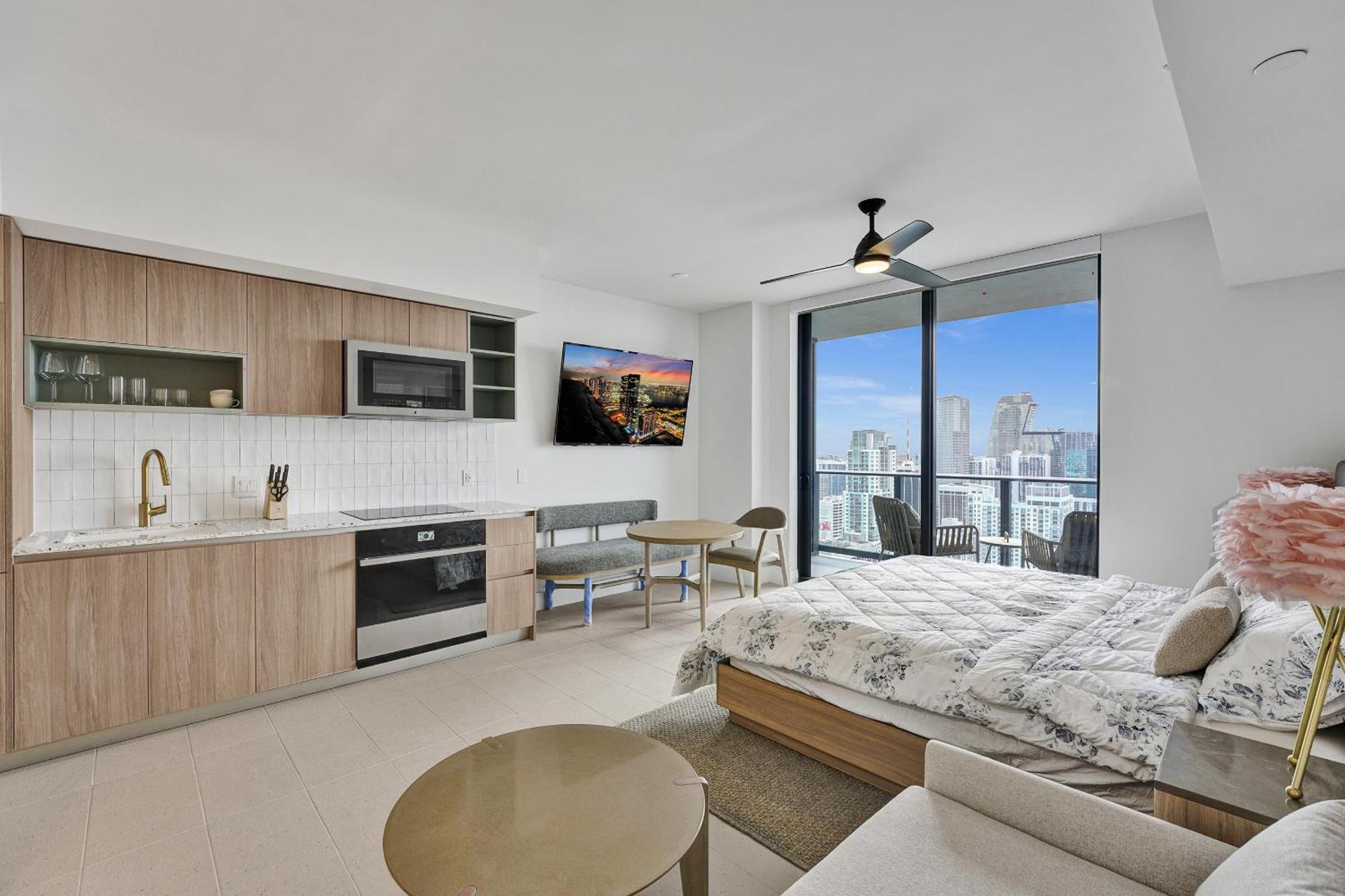 Apartment On 47th Floor! Free Parking & Views From The