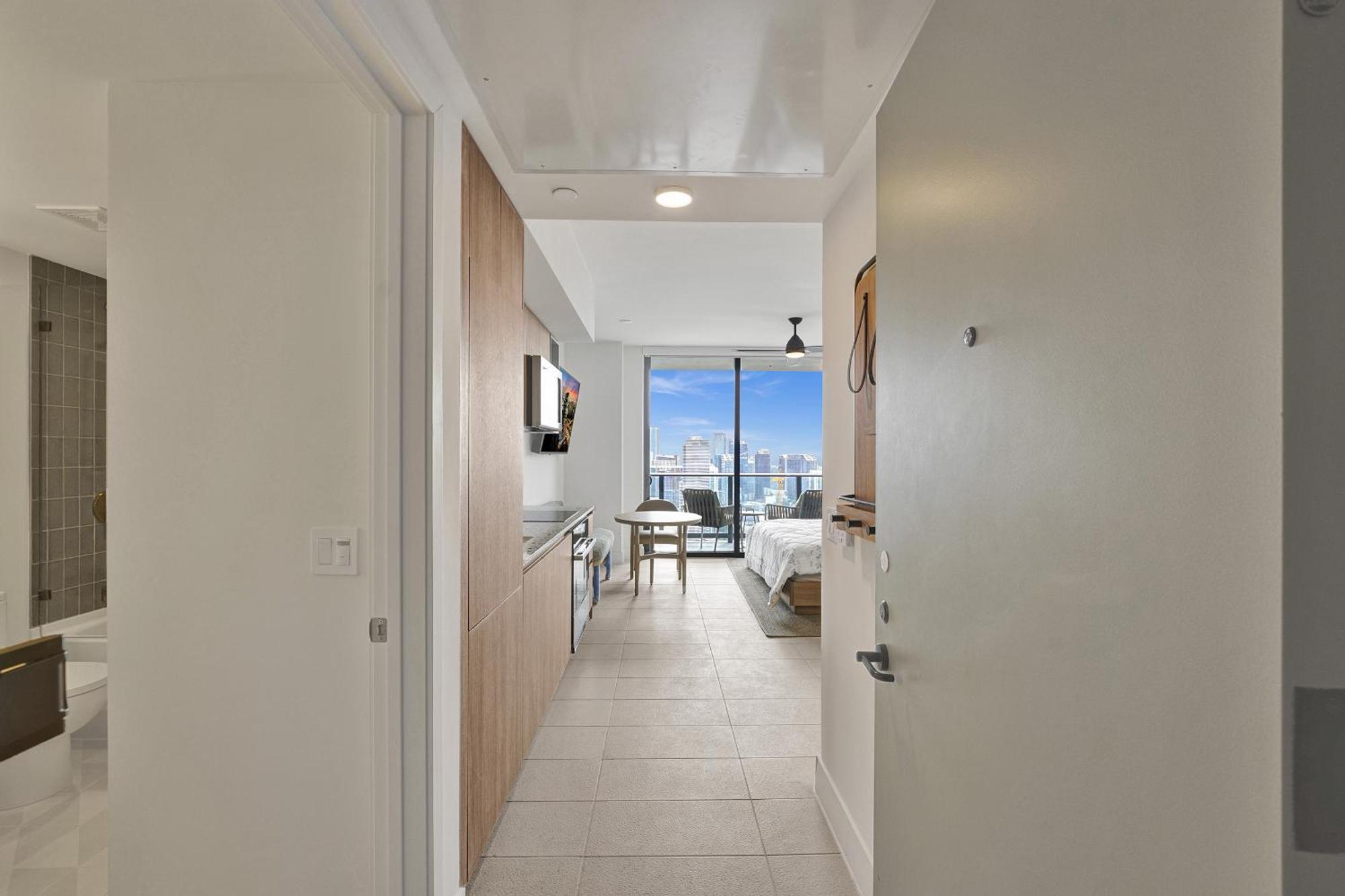 Apartment On 47th Floor! Free Parking & Views From The