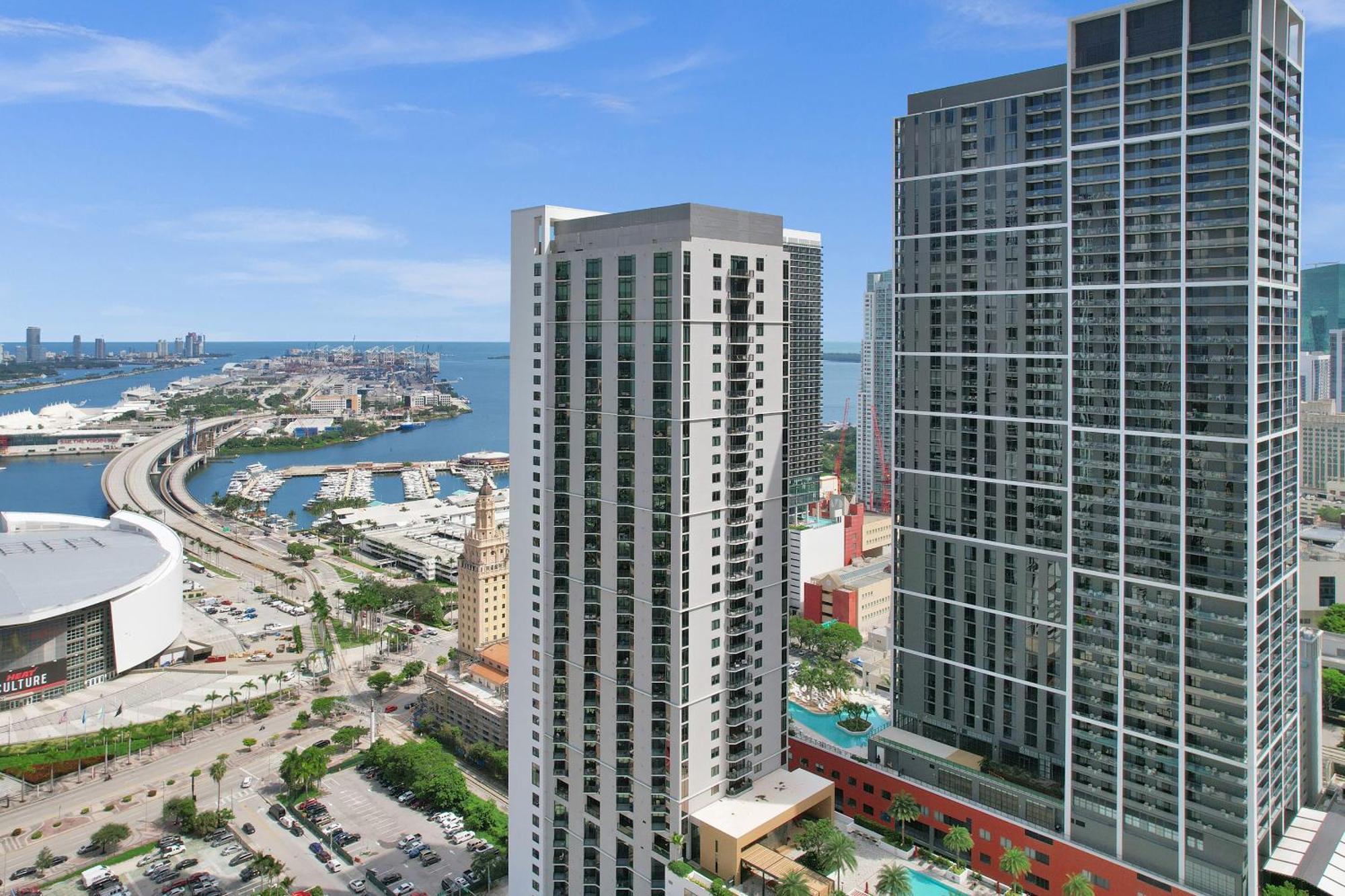 On 47th Floor! Free Parking & Views From The Apartment