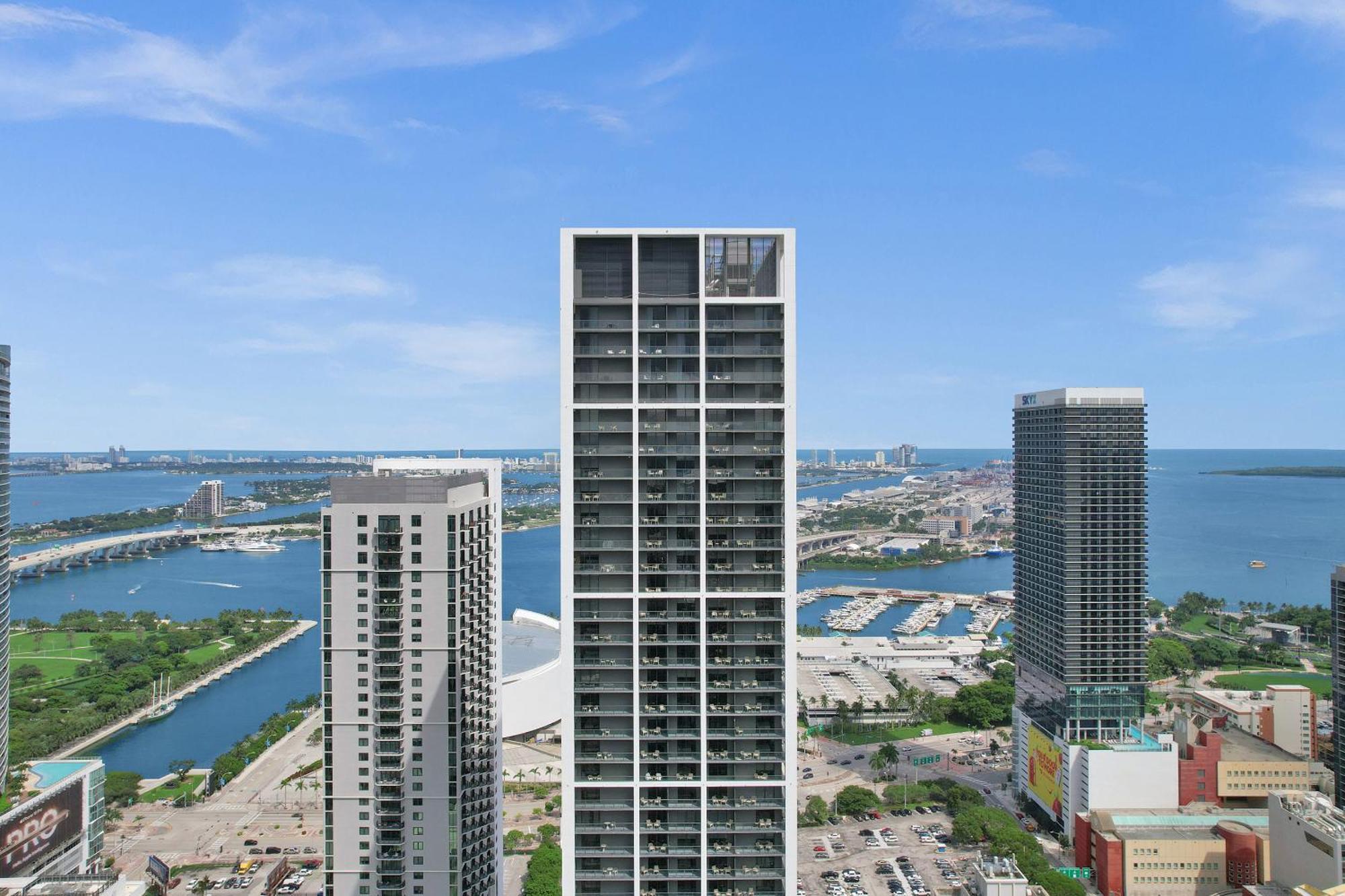 Apartment On 47th Floor! Free Parking & Views From The