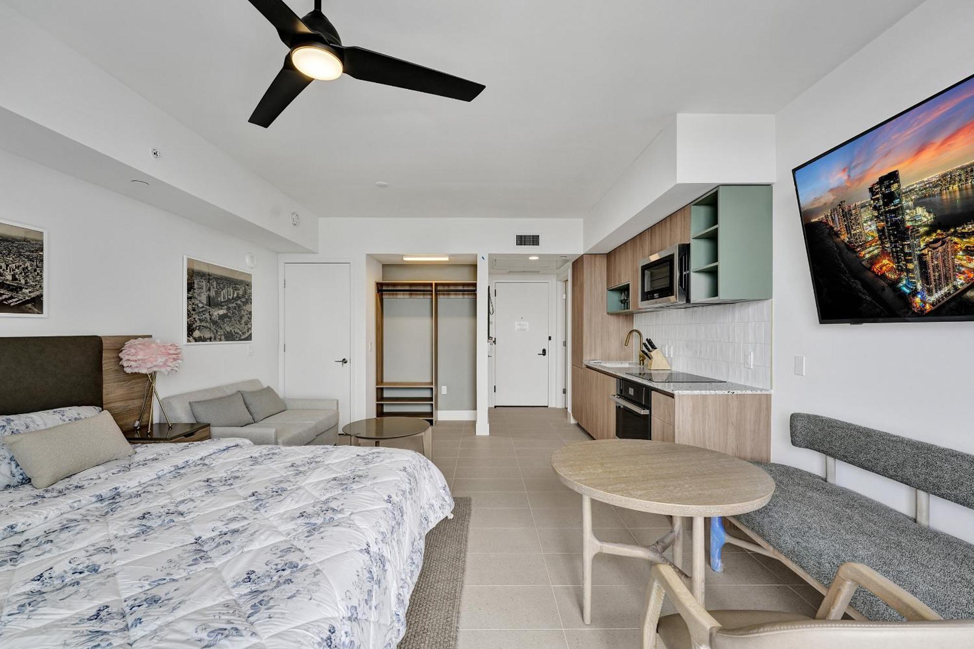 On 47th Floor! Free Parking & Views From The Apartment
