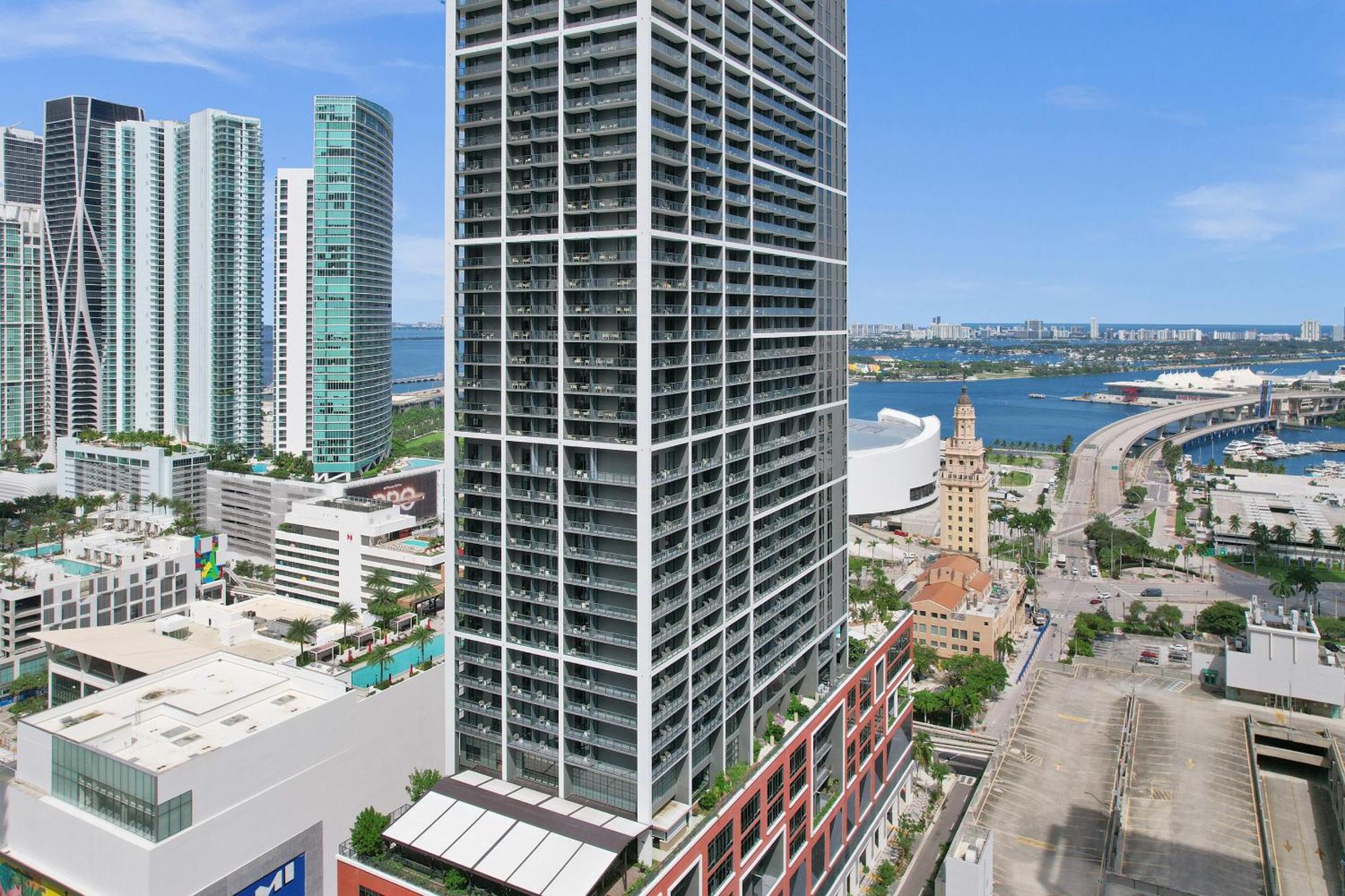 Apartment On 47th Floor! Free Parking & Views From The