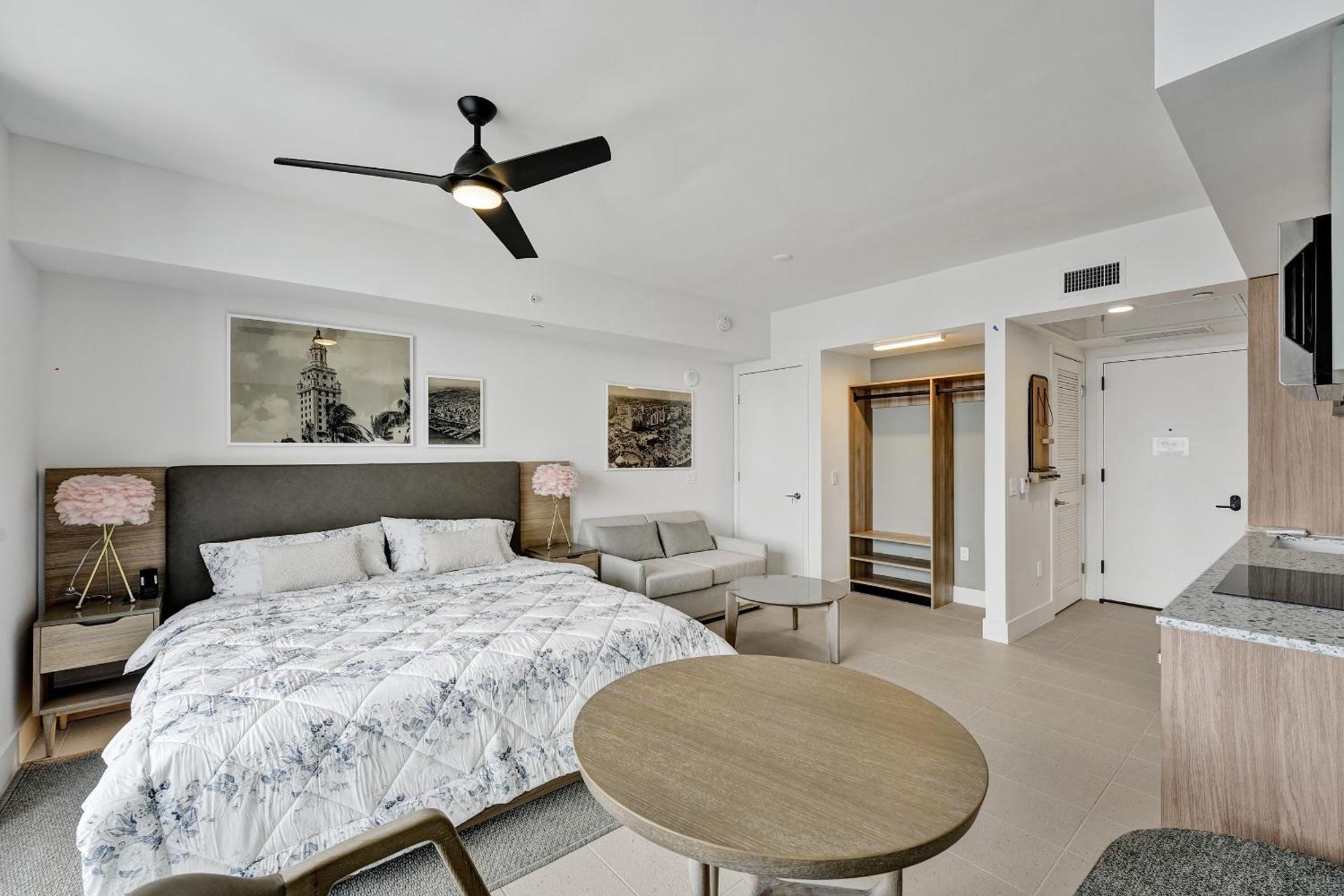 On 47th Floor! Free Parking & Views From The Apartment