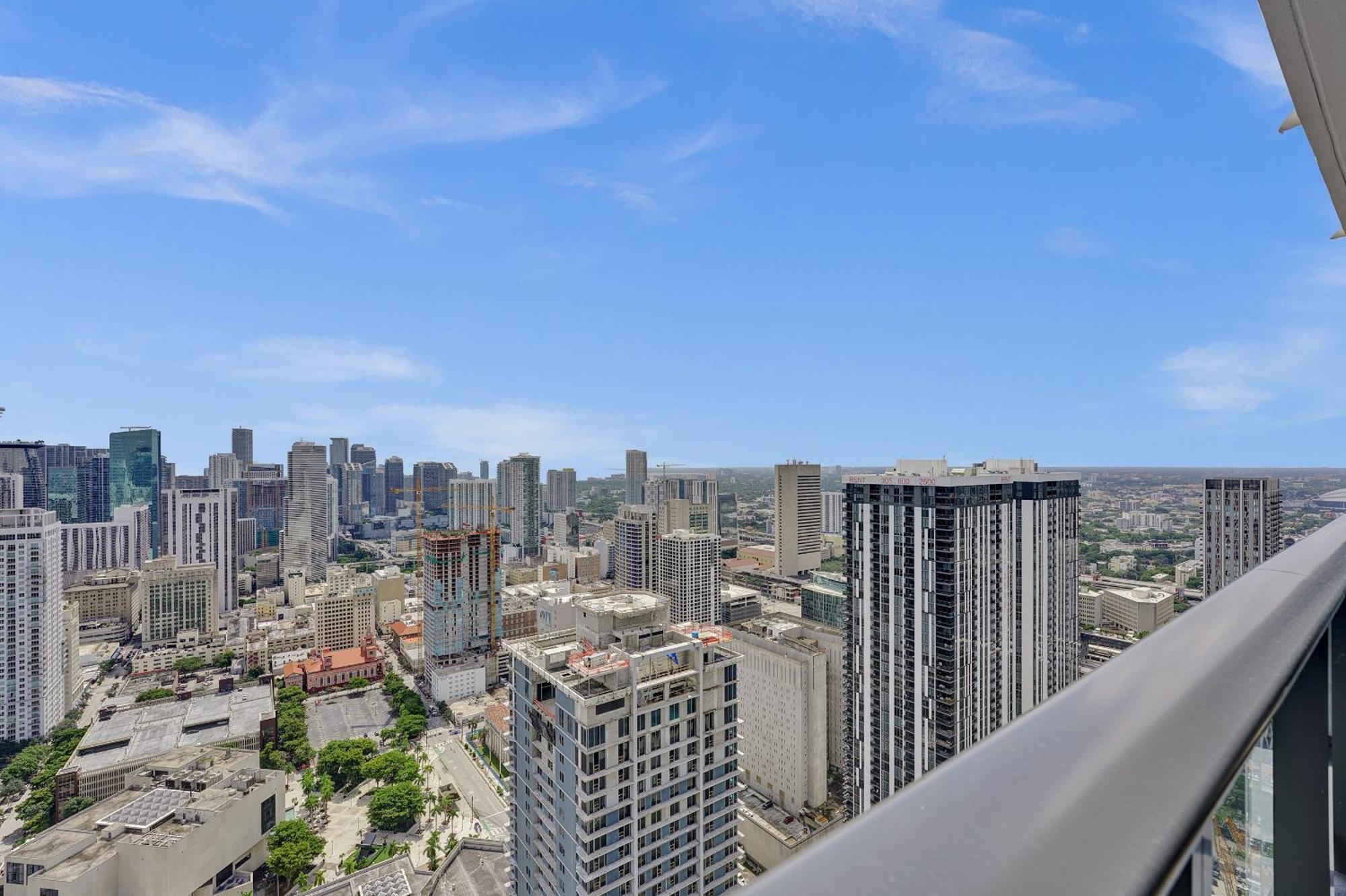 Apartment On 47th Floor! Free Parking & Views From The Miami
